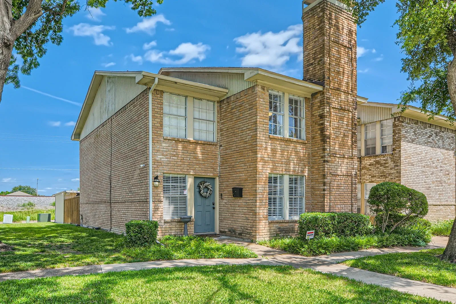 Townhouse For Sale in Dallas County , 511 Towne House Lane, Richardson, Texas 75081, 2 Bedroom, 3 Bathroom, 2 Garage spaces, 1,558 Sqft, built in 1973, mls#21361646, Real Estate Agent in Richardson, Homes For Sale in Dallas county, Homes For Sale in Richardson, Realtor in Richardson Texas, Real Estate Brokerage Independent Realty Texas, Luminita Cordes Realtor