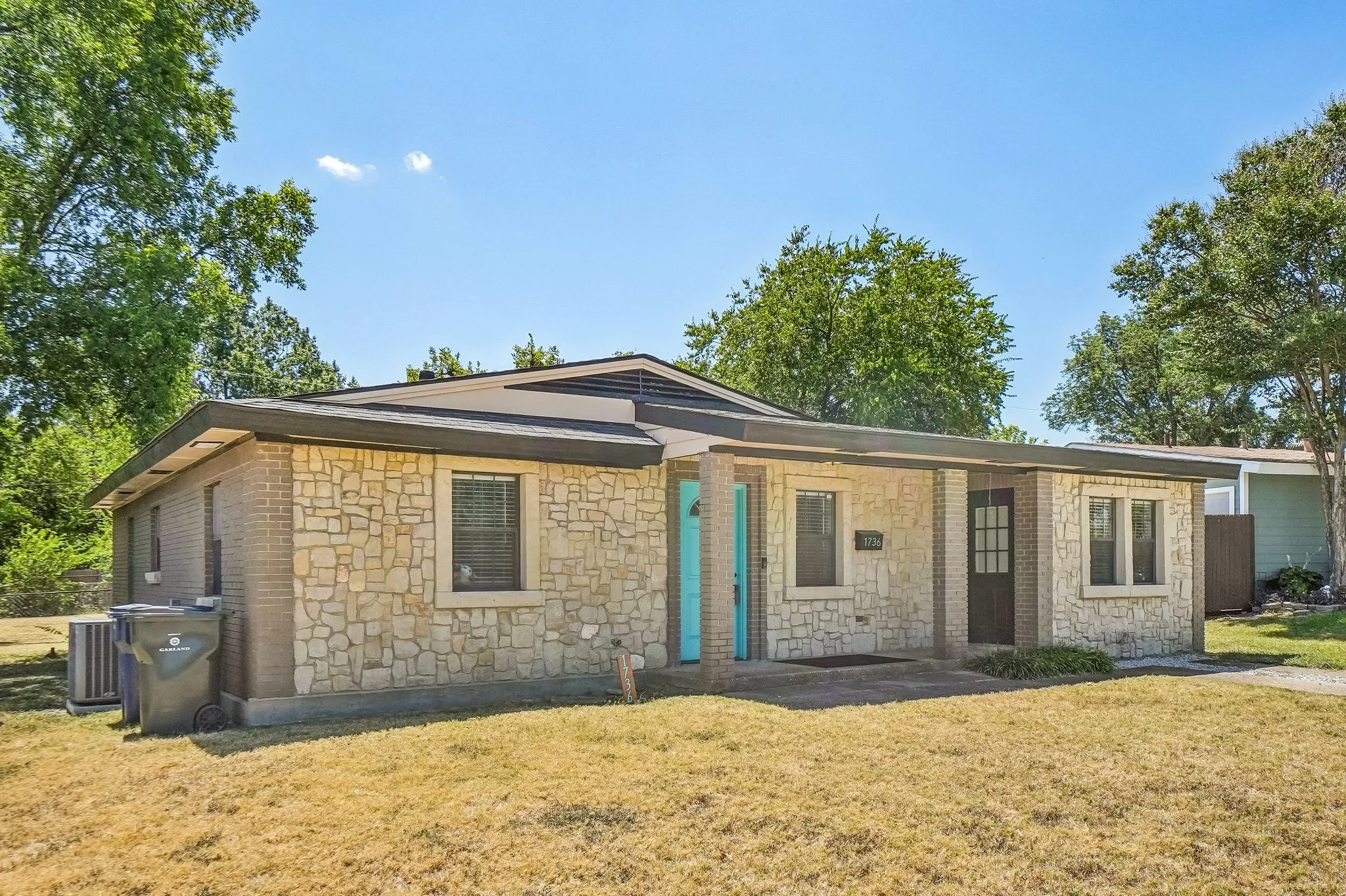 Single Family Residence For Sale in Dallas County , 1736 Crestridge Drive, Garland, Texas 75042, 3 Bedroom, 1 Bathroom, Garage spaces, 1,571 Sqft, built in 1953, mls#21359763, Real Estate Agent in Garland, Homes For Sale in Dallas county, Homes For Sale in Garland, Realtor in Garland Texas, Real Estate Brokerage Independent Realty Texas, Luminita Cordes Realtor