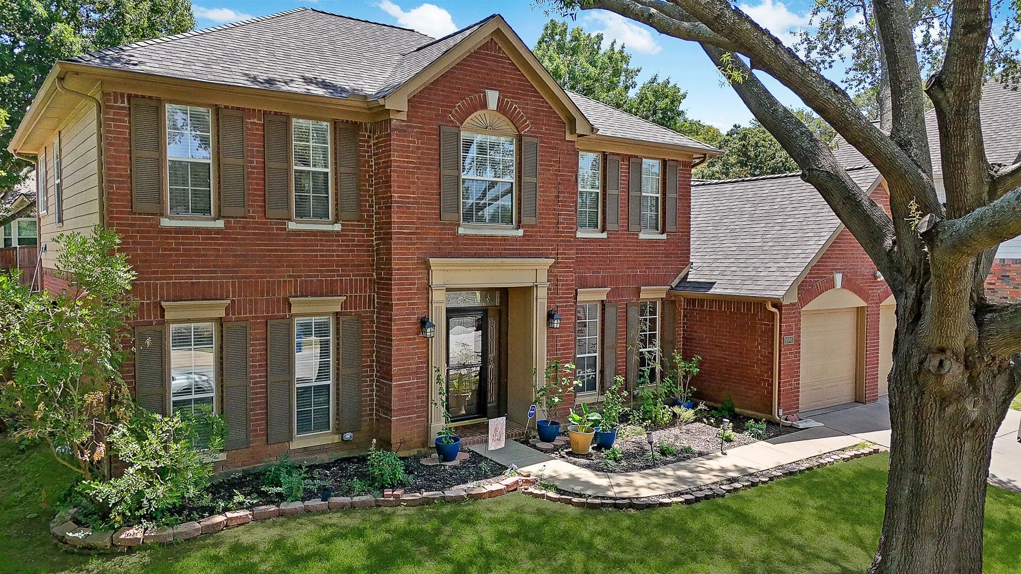 Swimming pool with brick coping