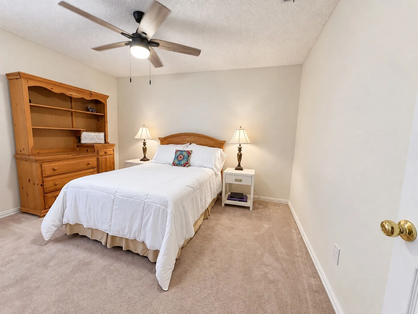 Ceiling fan with integrated lighting