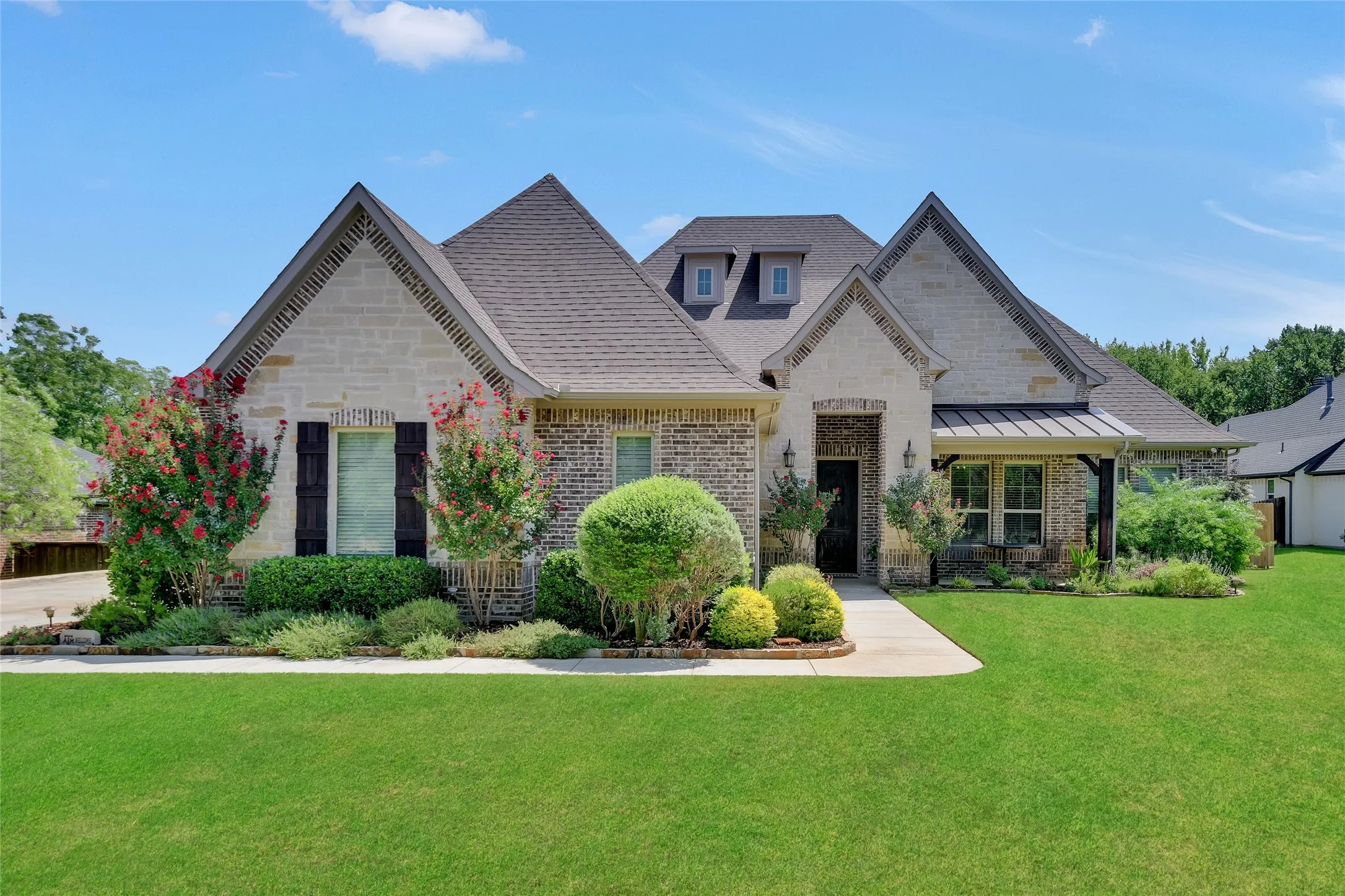 Single Family Residence For Sale in Tarrant County , 108 Falcon Crest Drive, Kennedale, Texas 76060, 4 Bedroom, 3 Bathroom, 3 Garage spaces, 2,727 Sqft, built in 2017, mls#21361509, Real Estate Agent in Kennedale, Homes For Sale in Tarrant county, Homes For Sale in Kennedale, Realtor in Kennedale Texas, Real Estate Brokerage Independent Realty Texas, Luminita Cordes Realtor