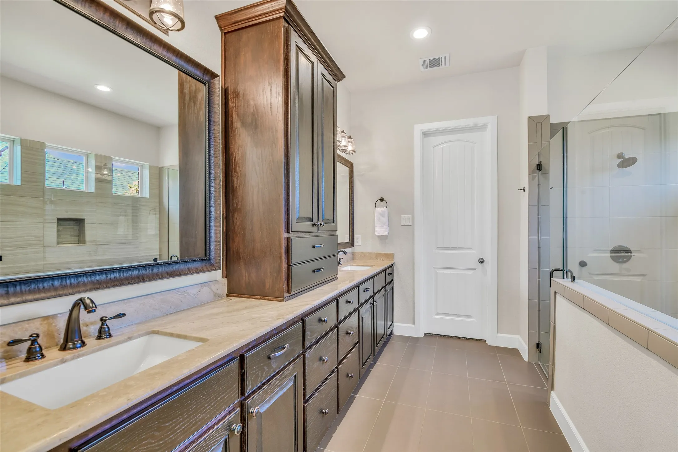Single Family Residence For Sale in Tarrant County , 108 Falcon Crest Drive, Kennedale, Texas 76060, 4 Bedroom, 3 Bathroom, 3 Garage spaces, 2,727 Sqft, built in 2017, mls#21361509, Real Estate Agent in Kennedale, Homes For Sale in Tarrant county, Homes For Sale in Kennedale, Realtor in Kennedale Texas, Real Estate Brokerage Independent Realty Texas, Luminita Cordes Realtor