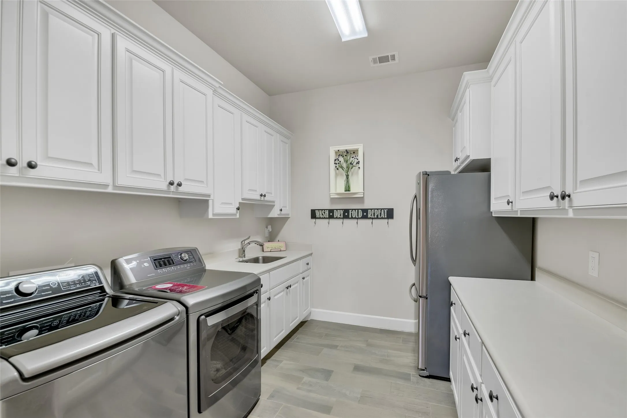 Single Family Residence For Sale in Tarrant County , 108 Falcon Crest Drive, Kennedale, Texas 76060, 4 Bedroom, 3 Bathroom, 3 Garage spaces, 2,727 Sqft, built in 2017, mls#21361509, Real Estate Agent in Kennedale, Homes For Sale in Tarrant county, Homes For Sale in Kennedale, Realtor in Kennedale Texas, Real Estate Brokerage Independent Realty Texas, Luminita Cordes Realtor