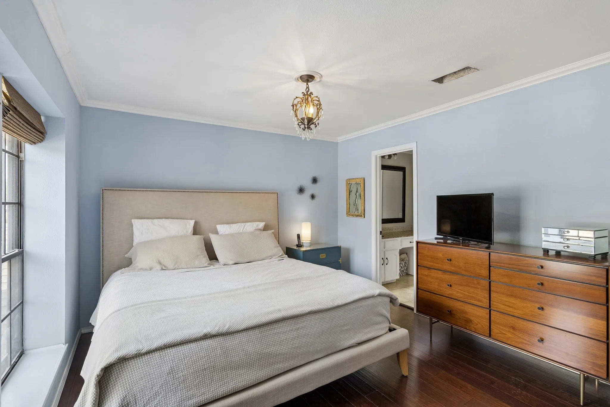 Second floor bedroom shares a jack n jill bath with other bedroom
