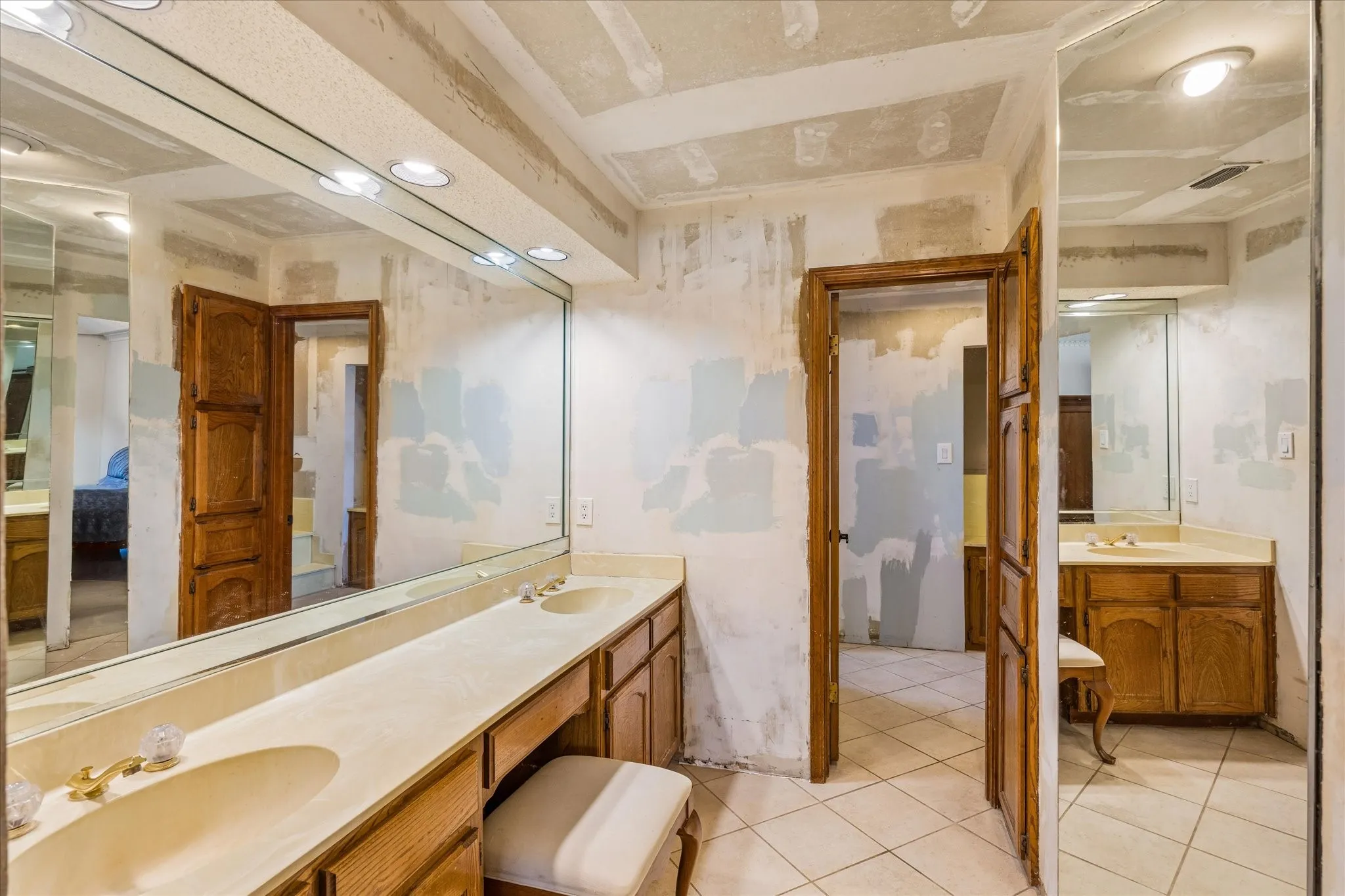 Great Primary bathroom lay out with separate dressing and bathing areas. Surround full mirrors for seeing everything.