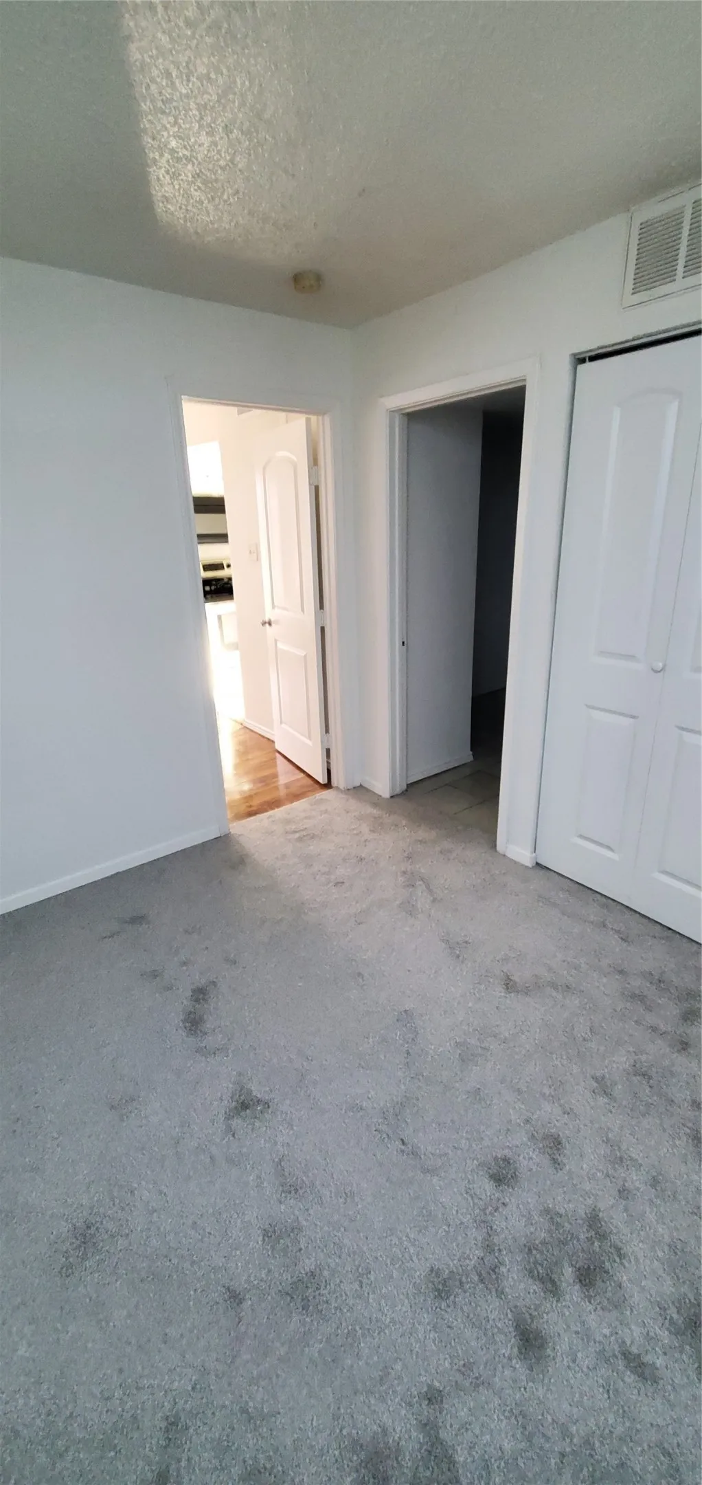 Condominium For Rent in Dallas County , 6050 Melody Lane 215, Dallas, Texas 75231, 1 Bedroom, 1 Bathroom, Garage spaces, 445 Sqft, built in 1979, Price $950, mls#21362537, Real Estate Agent in Dallas, Homes For Rent in Dallas county, Homes For Rent in Dallas, Realtor in Dallas Texas, Real Estate Brokerage Independent Realty Texas, Luminita Cordes Realtor