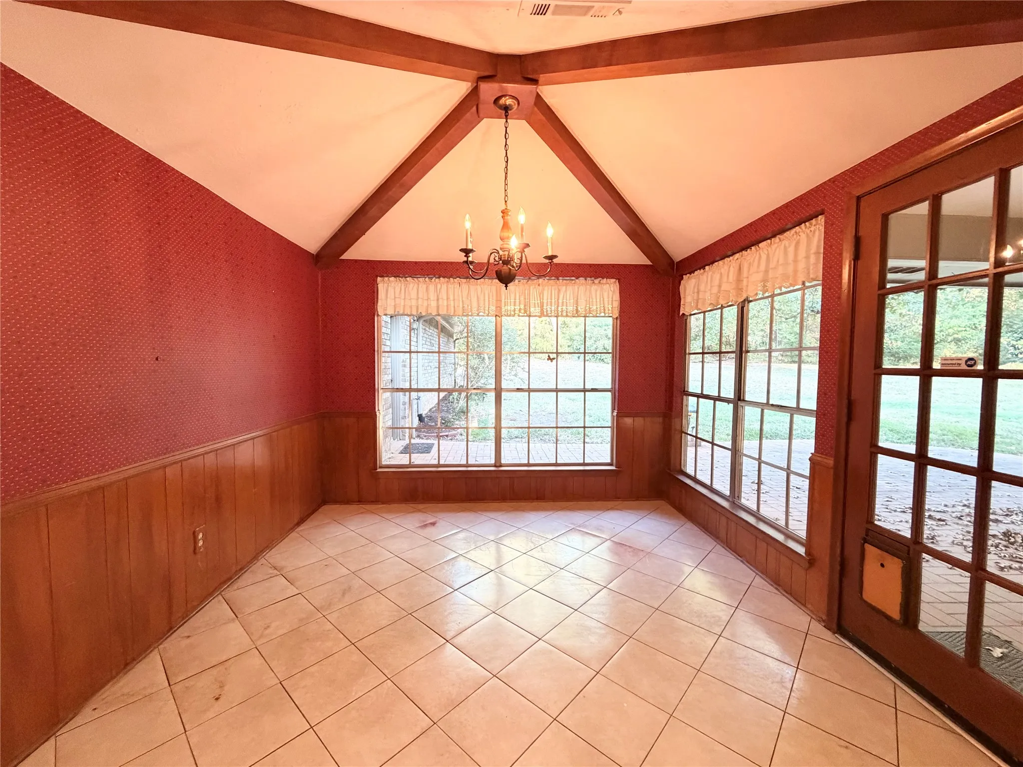 Vaulted ceiling in Dinning room