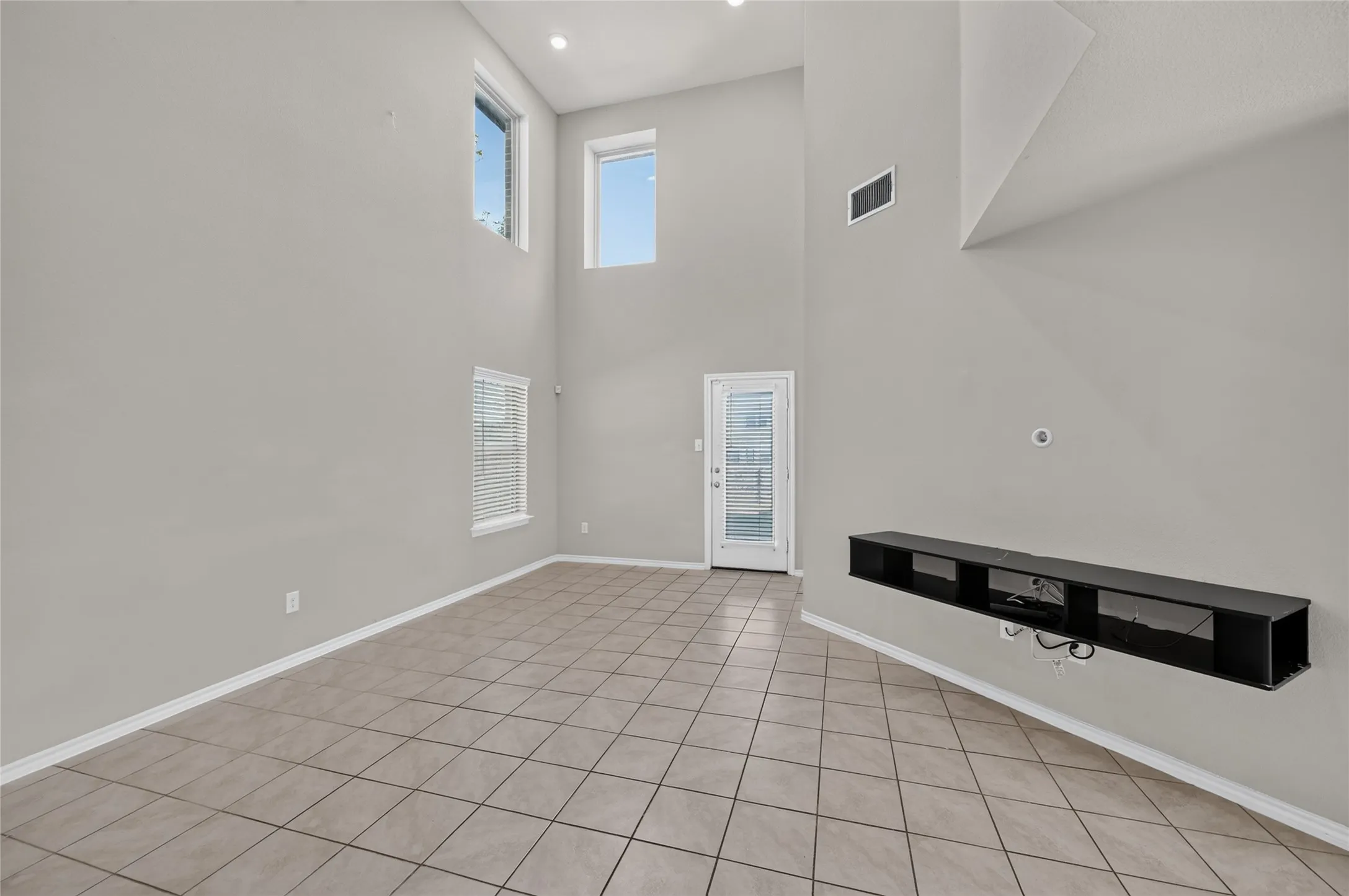 Single Family Residence For Rent in Dallas County , 1518 Illinois Avenue, Lancaster, Texas 75134, 3 Bedroom, 3 Bathroom, 2 Garage spaces, 2,014 Sqft, built in 2019, mls#21362560, Real Estate Agent in Lancaster, Homes For Rent in Dallas county, Homes For Rent in Lancaster, Realtor in Lancaster Texas, Real Estate Brokerage Independent Realty Texas, Luminita Cordes Realtor
