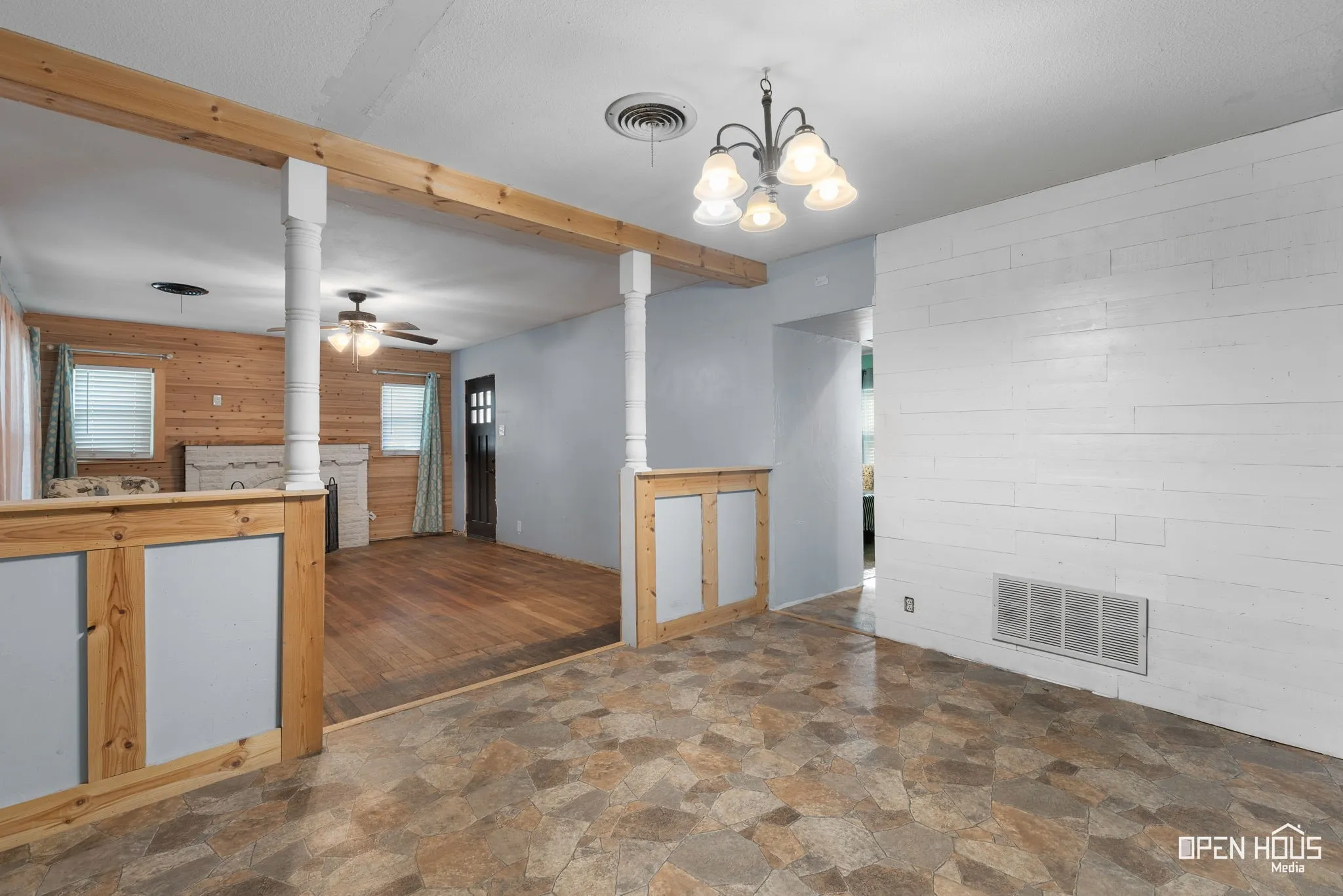 Single Family Residence For Sale in Wichita County , 206 E Summit Avenue, Electra, Texas 76360, 3 Bedroom, 2 Bathroom, Garage spaces, 1,396 Sqft, built in 1945, mls#21362561, Real Estate Agent in Electra, Homes For Sale in Wichita county, Homes For Sale in Electra, Realtor in Electra Texas, Real Estate Brokerage Independent Realty Texas, Luminita Cordes Realtor