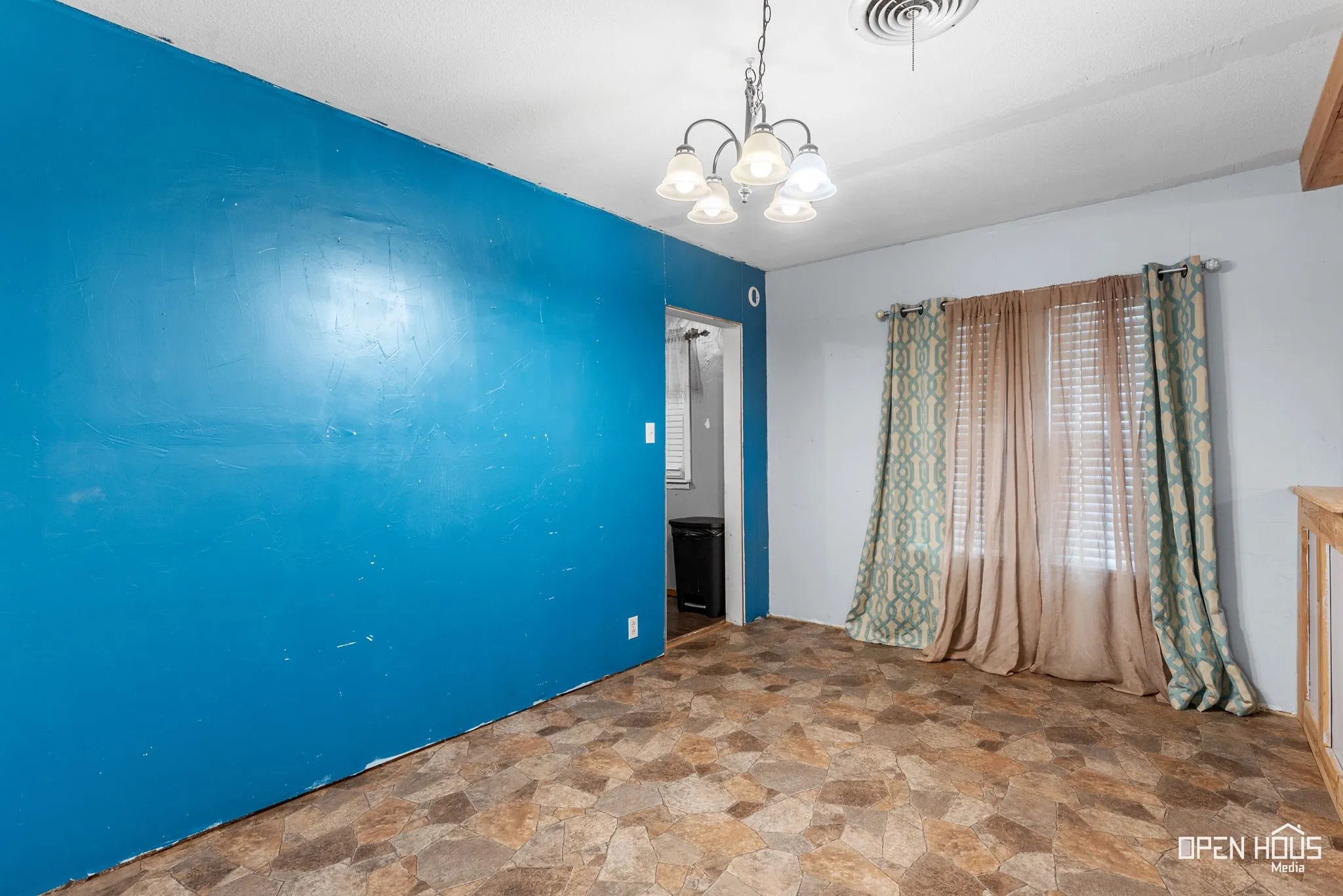 Single Family Residence For Sale in Wichita County , 206 E Summit Avenue, Electra, Texas 76360, 3 Bedroom, 2 Bathroom, Garage spaces, 1,396 Sqft, built in 1945, mls#21362561, Real Estate Agent in Electra, Homes For Sale in Wichita county, Homes For Sale in Electra, Realtor in Electra Texas, Real Estate Brokerage Independent Realty Texas, Luminita Cordes Realtor