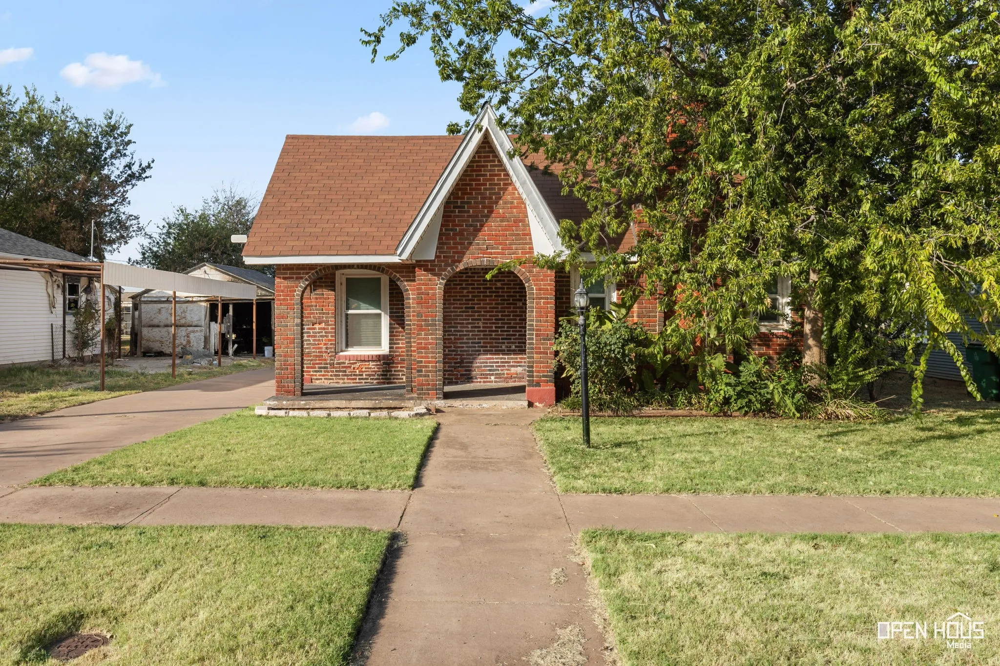 Single Family Residence For Sale in Wichita County , 206 E Summit Avenue, Electra, Texas 76360, 3 Bedroom, 2 Bathroom, Garage spaces, 1,396 Sqft, built in 1945, mls#21362561, Real Estate Agent in Electra, Homes For Sale in Wichita county, Homes For Sale in Electra, Realtor in Electra Texas, Real Estate Brokerage Independent Realty Texas, Luminita Cordes Realtor