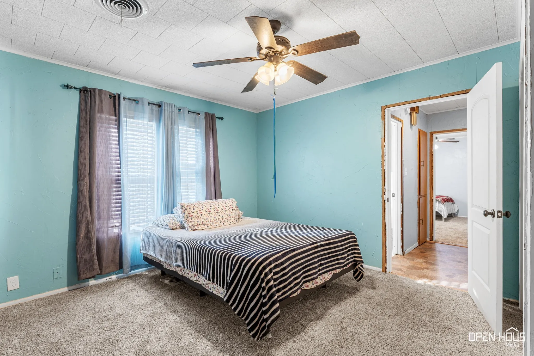Recessed lighting element, ceiling fan, multiple windows, interior door, and carpet flooring