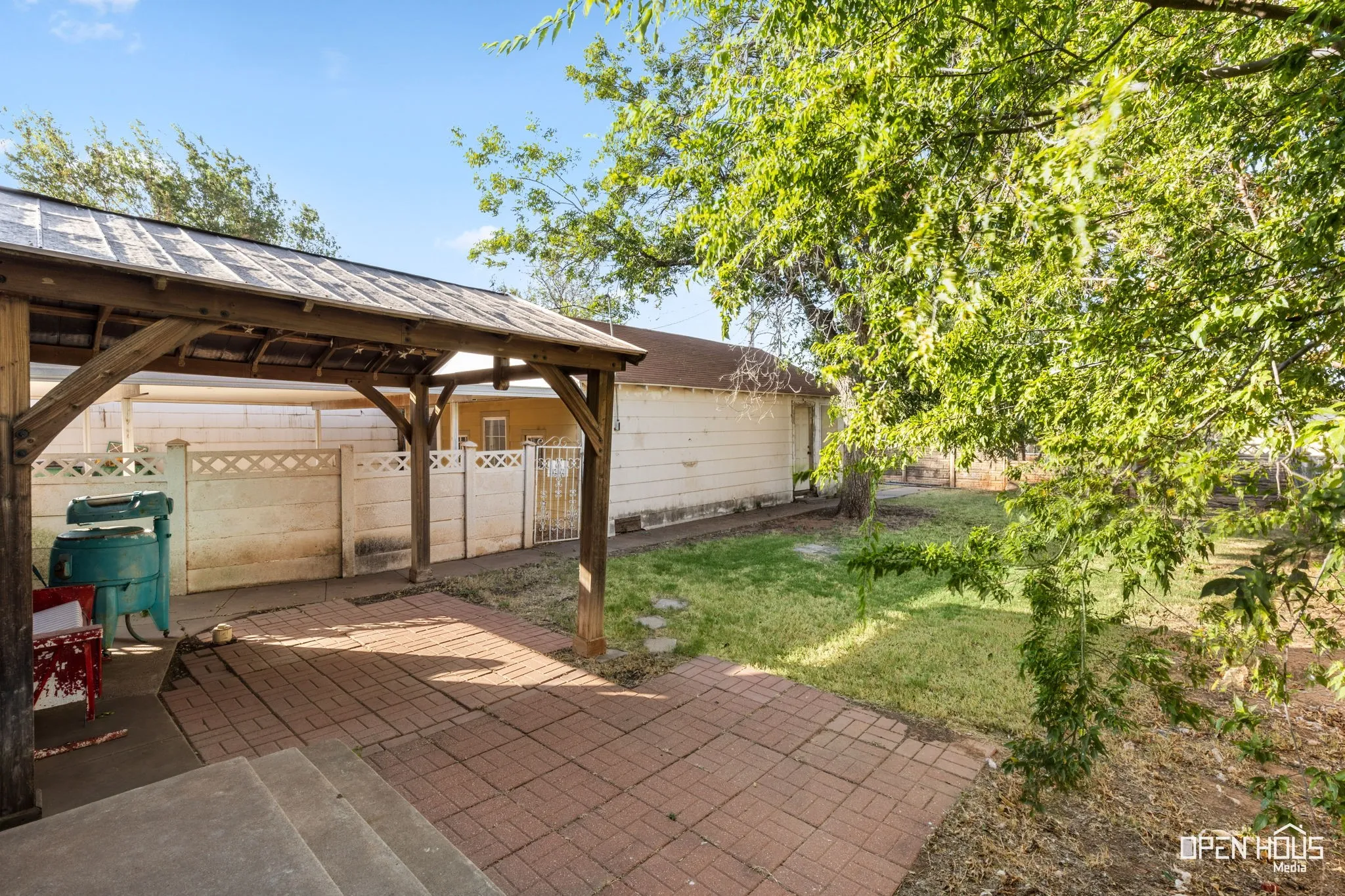 Single Family Residence For Sale in Wichita County , 206 E Summit Avenue, Electra, Texas 76360, 3 Bedroom, 2 Bathroom, Garage spaces, 1,396 Sqft, built in 1945, mls#21362561, Real Estate Agent in Electra, Homes For Sale in Wichita county, Homes For Sale in Electra, Realtor in Electra Texas, Real Estate Brokerage Independent Realty Texas, Luminita Cordes Realtor