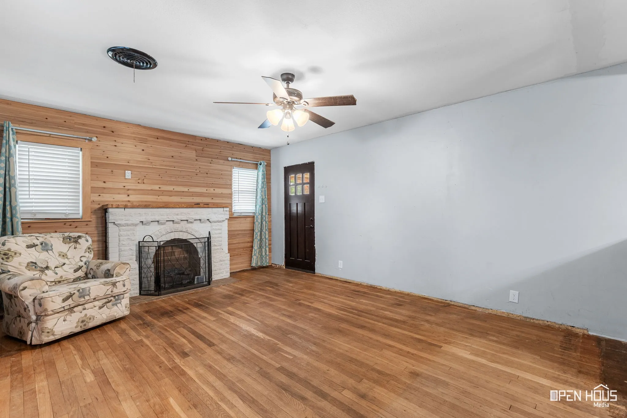 Single Family Residence For Sale in Wichita County , 206 E Summit Avenue, Electra, Texas 76360, 3 Bedroom, 2 Bathroom, Garage spaces, 1,396 Sqft, built in 1945, mls#21362561, Real Estate Agent in Electra, Homes For Sale in Wichita county, Homes For Sale in Electra, Realtor in Electra Texas, Real Estate Brokerage Independent Realty Texas, Luminita Cordes Realtor