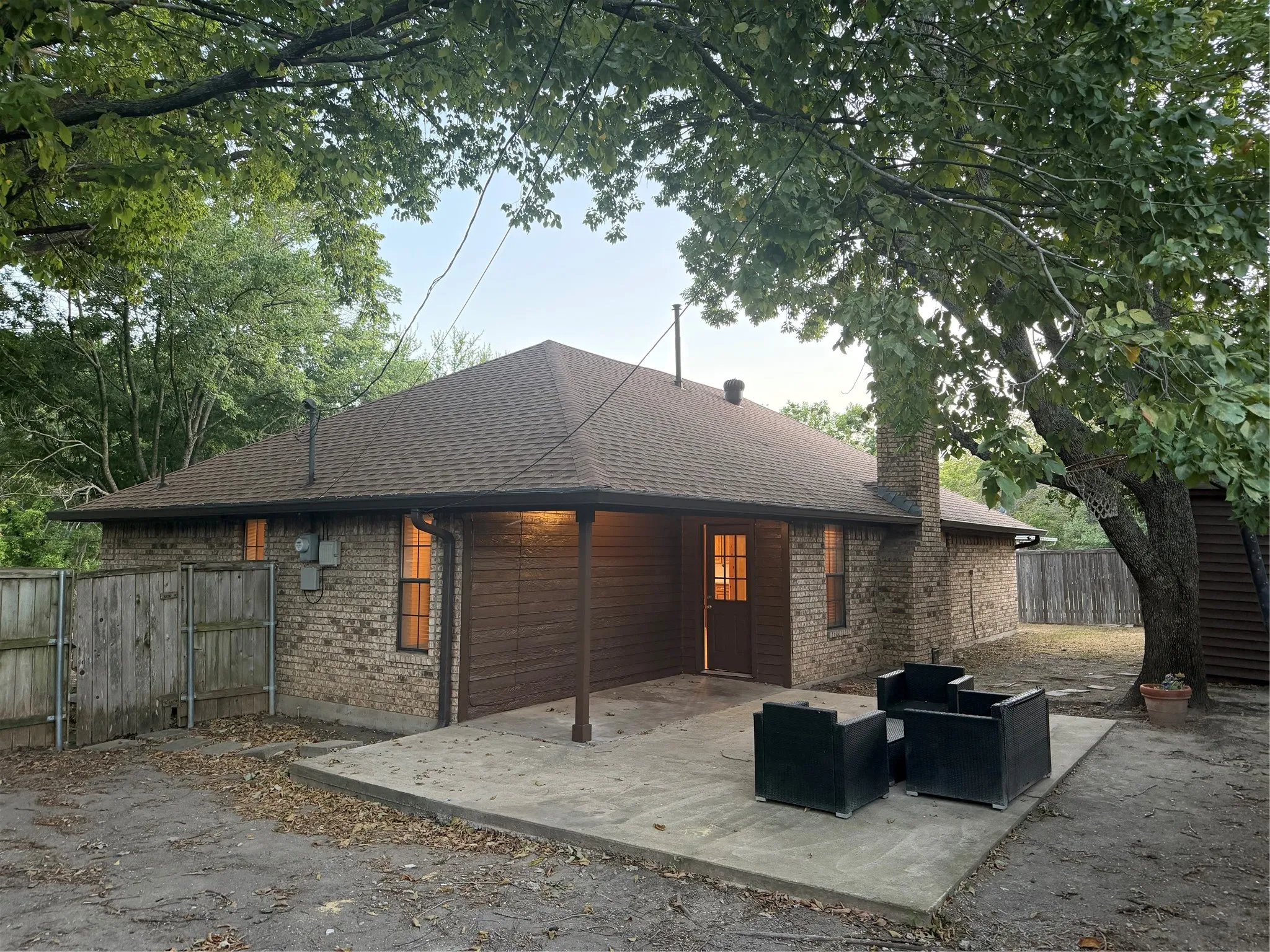 Single Family Residence For Rent in Grayson County , 1058 E Jefferson Street, Van Alstyne, Texas 75495, 3 Bedroom, 2 Bathroom, 2 Garage spaces, 1,495 Sqft, built in 1986, mls#21362553, Real Estate Agent in Van Alstyne, Homes For Rent in Grayson county, Homes For Rent in Van Alstyne, Realtor in Van Alstyne Texas, Real Estate Brokerage Independent Realty Texas, Luminita Cordes Realtor