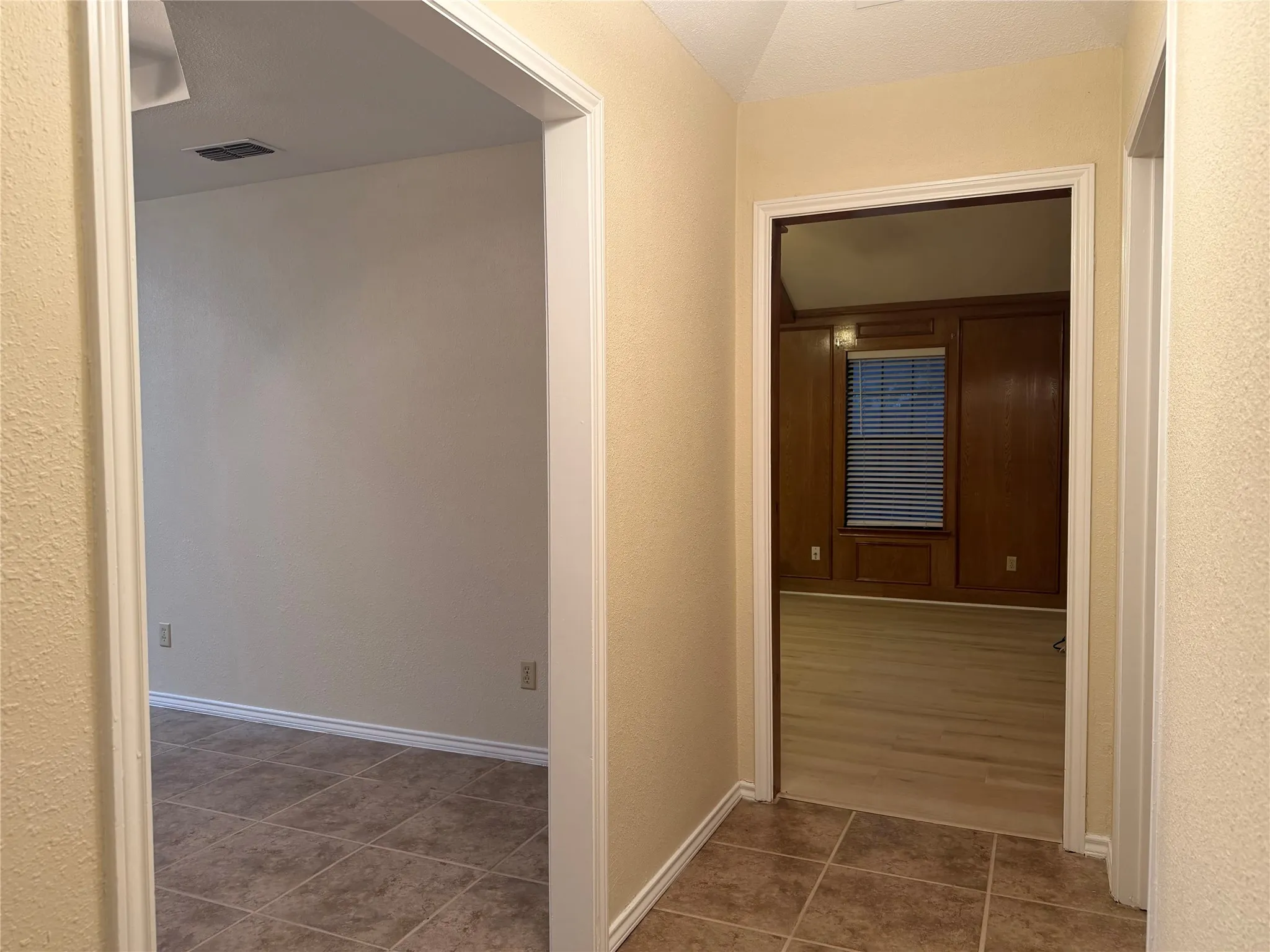 Single Family Residence For Rent in Grayson County , 1058 E Jefferson Street, Van Alstyne, Texas 75495, 3 Bedroom, 2 Bathroom, 2 Garage spaces, 1,495 Sqft, built in 1986, mls#21362553, Real Estate Agent in Van Alstyne, Homes For Rent in Grayson county, Homes For Rent in Van Alstyne, Realtor in Van Alstyne Texas, Real Estate Brokerage Independent Realty Texas, Luminita Cordes Realtor