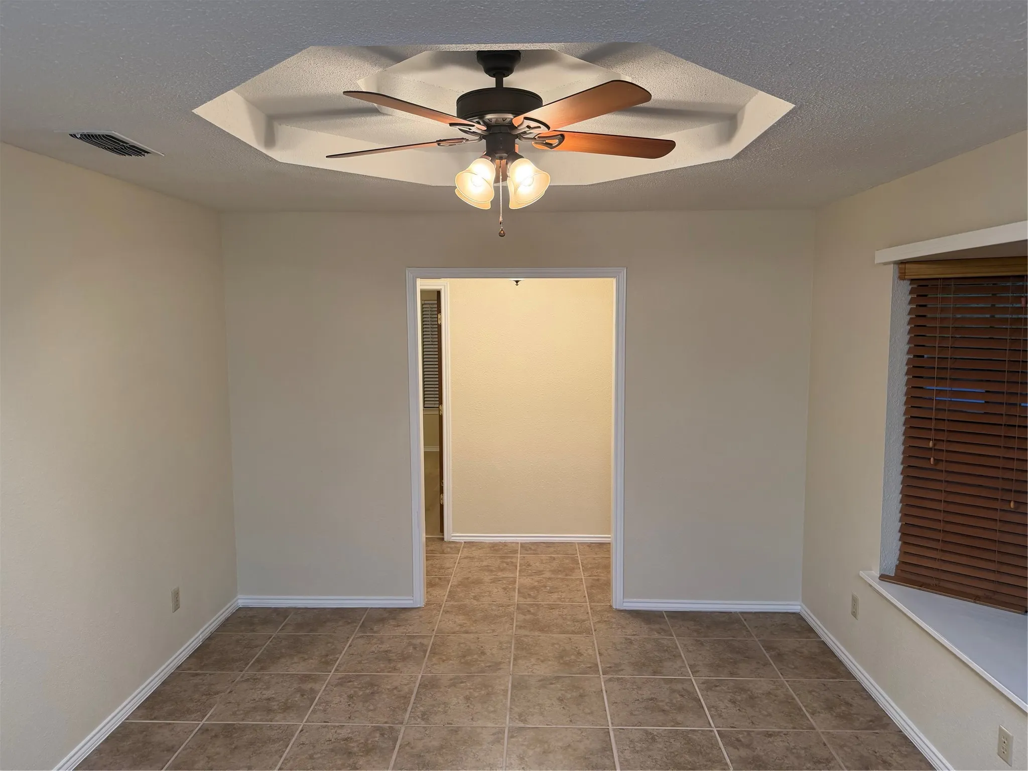 Single Family Residence For Rent in Grayson County , 1058 E Jefferson Street, Van Alstyne, Texas 75495, 3 Bedroom, 2 Bathroom, 2 Garage spaces, 1,495 Sqft, built in 1986, mls#21362553, Real Estate Agent in Van Alstyne, Homes For Rent in Grayson county, Homes For Rent in Van Alstyne, Realtor in Van Alstyne Texas, Real Estate Brokerage Independent Realty Texas, Luminita Cordes Realtor