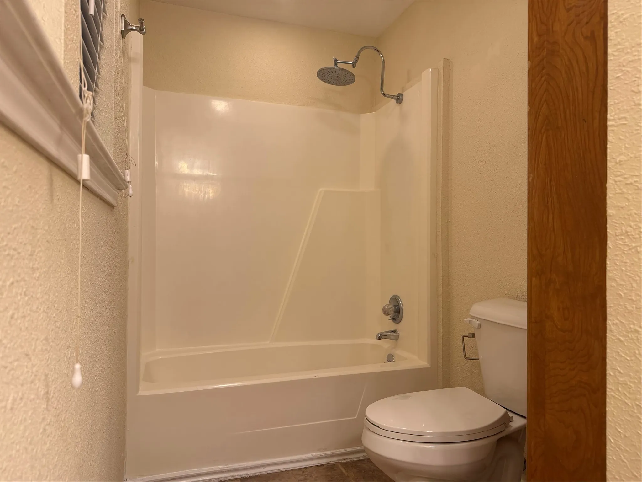 Single Family Residence For Rent in Grayson County , 1058 E Jefferson Street, Van Alstyne, Texas 75495, 3 Bedroom, 2 Bathroom, 2 Garage spaces, 1,495 Sqft, built in 1986, mls#21362553, Real Estate Agent in Van Alstyne, Homes For Rent in Grayson county, Homes For Rent in Van Alstyne, Realtor in Van Alstyne Texas, Real Estate Brokerage Independent Realty Texas, Luminita Cordes Realtor