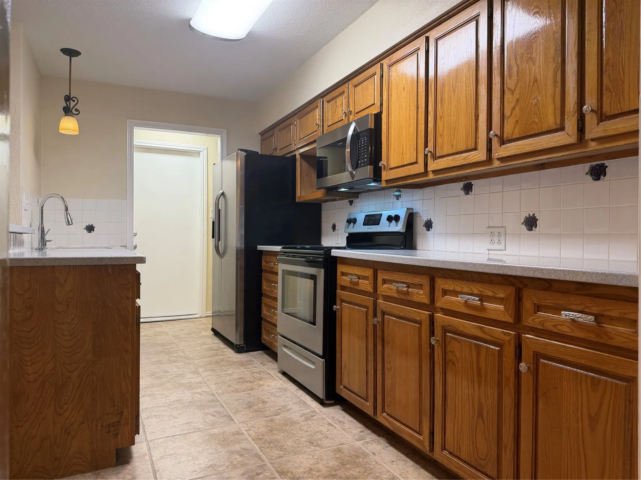Single Family Residence For Rent in Grayson County , 1058 E Jefferson Street, Van Alstyne, Texas 75495, 3 Bedroom, 2 Bathroom, 2 Garage spaces, 1,495 Sqft, built in 1986, mls#21362553, Real Estate Agent in Van Alstyne, Homes For Rent in Grayson county, Homes For Rent in Van Alstyne, Realtor in Van Alstyne Texas, Real Estate Brokerage Independent Realty Texas, Luminita Cordes Realtor