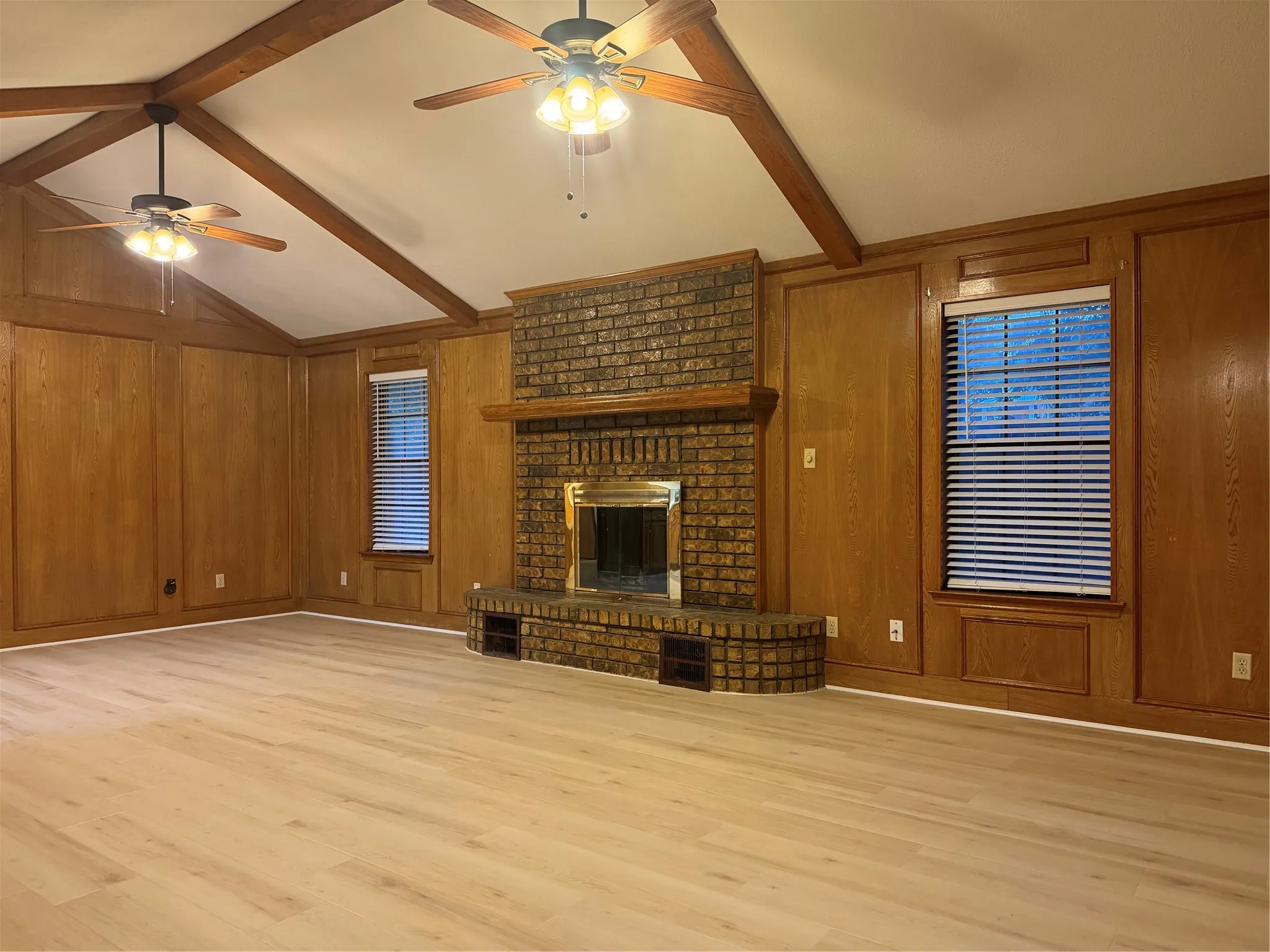 Single Family Residence For Rent in Grayson County , 1058 E Jefferson Street, Van Alstyne, Texas 75495, 3 Bedroom, 2 Bathroom, 2 Garage spaces, 1,495 Sqft, built in 1986, mls#21362553, Real Estate Agent in Van Alstyne, Homes For Rent in Grayson county, Homes For Rent in Van Alstyne, Realtor in Van Alstyne Texas, Real Estate Brokerage Independent Realty Texas, Luminita Cordes Realtor