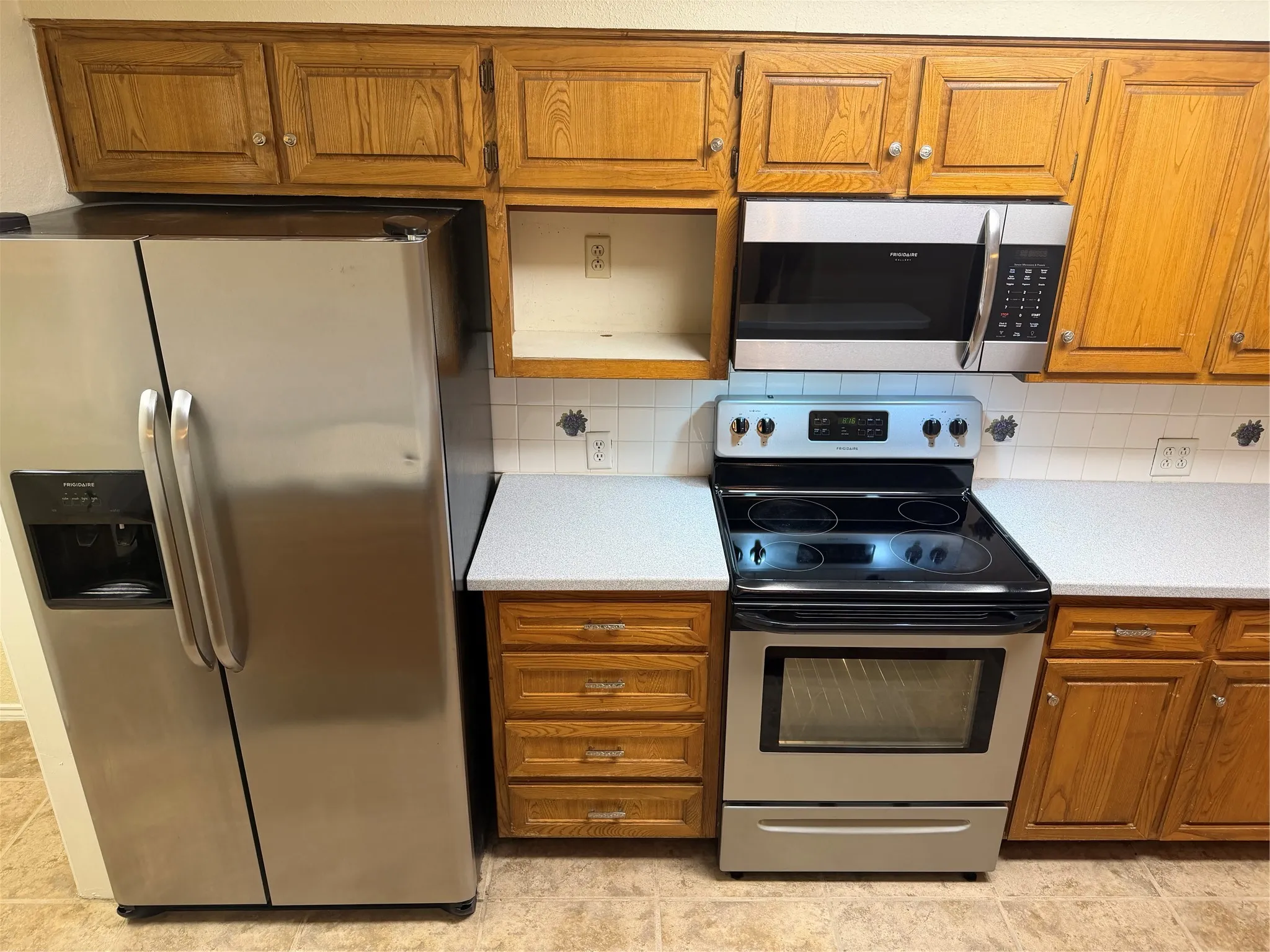 Single Family Residence For Rent in Grayson County , 1058 E Jefferson Street, Van Alstyne, Texas 75495, 3 Bedroom, 2 Bathroom, 2 Garage spaces, 1,495 Sqft, built in 1986, mls#21362553, Real Estate Agent in Van Alstyne, Homes For Rent in Grayson county, Homes For Rent in Van Alstyne, Realtor in Van Alstyne Texas, Real Estate Brokerage Independent Realty Texas, Luminita Cordes Realtor
