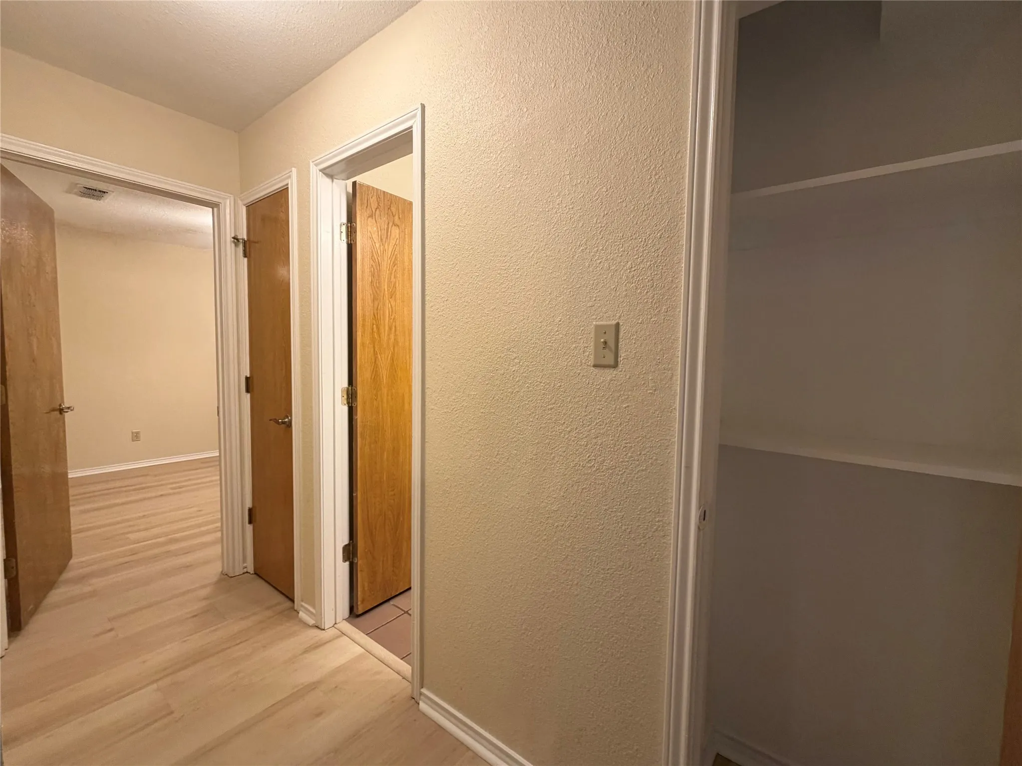 Single Family Residence For Rent in Grayson County , 1058 E Jefferson Street, Van Alstyne, Texas 75495, 3 Bedroom, 2 Bathroom, 2 Garage spaces, 1,495 Sqft, built in 1986, mls#21362553, Real Estate Agent in Van Alstyne, Homes For Rent in Grayson county, Homes For Rent in Van Alstyne, Realtor in Van Alstyne Texas, Real Estate Brokerage Independent Realty Texas, Luminita Cordes Realtor