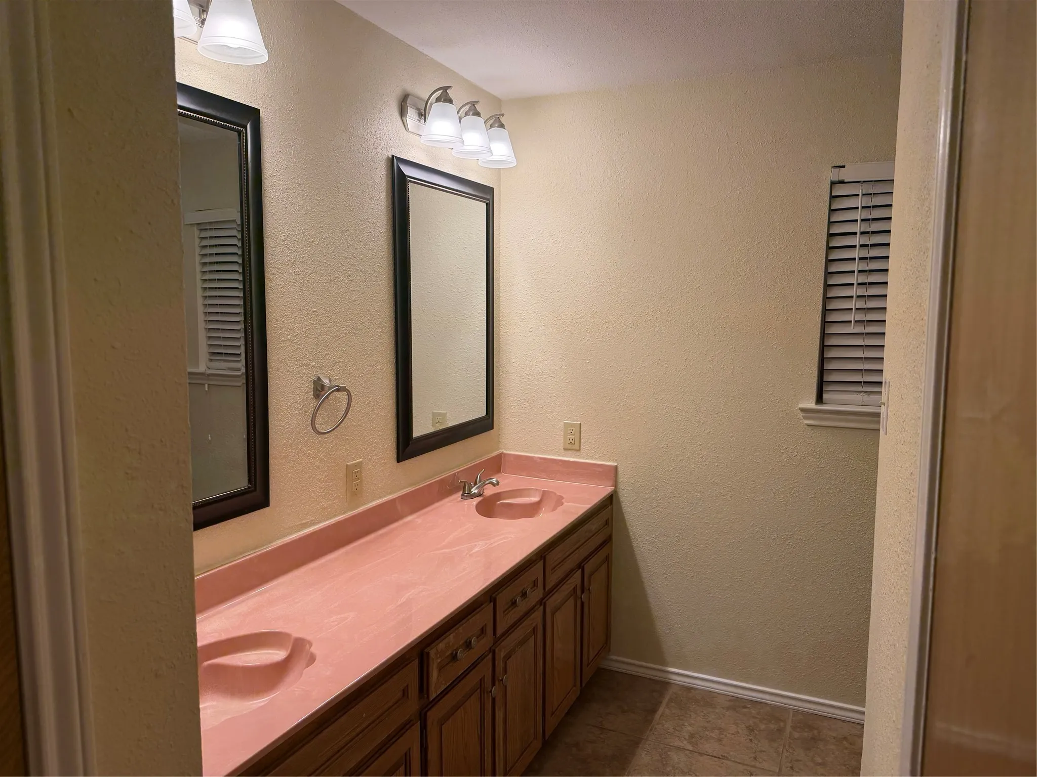 Single Family Residence For Rent in Grayson County , 1058 E Jefferson Street, Van Alstyne, Texas 75495, 3 Bedroom, 2 Bathroom, 2 Garage spaces, 1,495 Sqft, built in 1986, mls#21362553, Real Estate Agent in Van Alstyne, Homes For Rent in Grayson county, Homes For Rent in Van Alstyne, Realtor in Van Alstyne Texas, Real Estate Brokerage Independent Realty Texas, Luminita Cordes Realtor