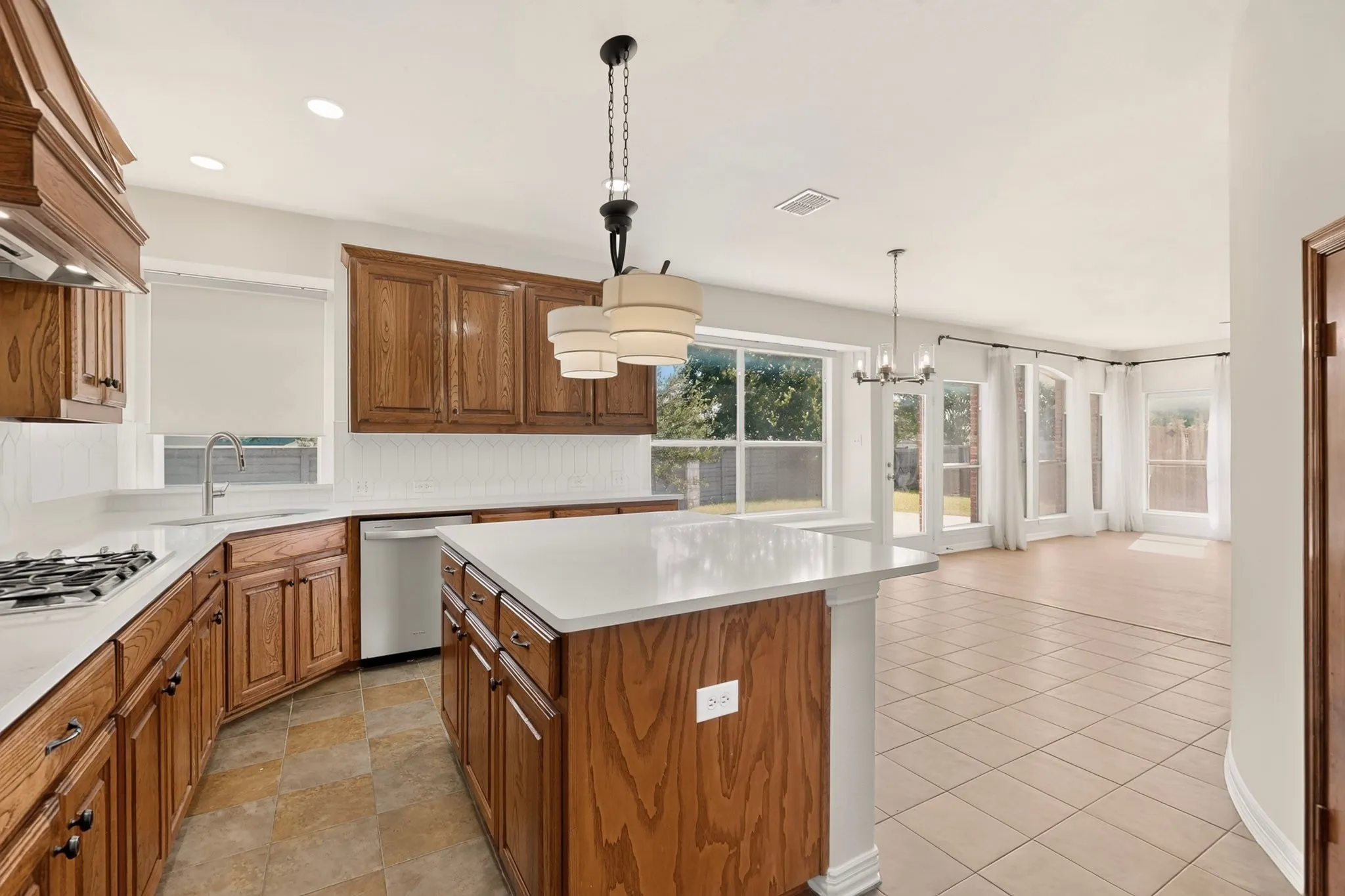 Single Family Residence For Rent in Dallas County , 4304 Harpers Ferry Drive, Grand Prairie, Texas 75052, 4 Bedroom, 3 Bathroom, 2 Garage spaces, 3,075 Sqft, built in 2006, Price $3,200, mls#21362394, Real Estate Agent in Grand Prairie, Homes For Rent in Dallas county, Homes For Rent in Grand Prairie, Realtor in Grand Prairie Texas, Real Estate Brokerage Independent Realty Texas, Luminita Cordes Realtor
