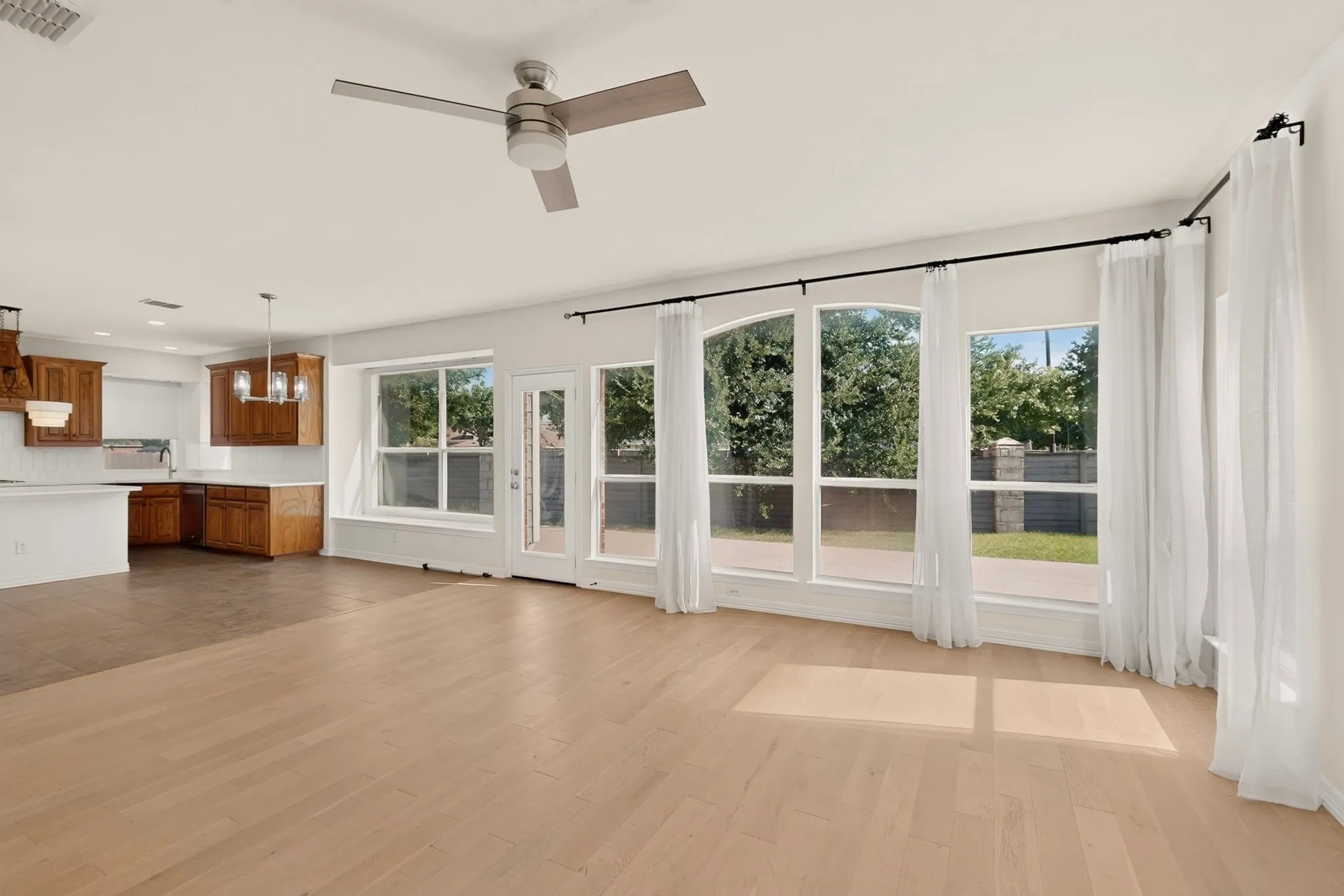 Single Family Residence For Rent in Dallas County , 4304 Harpers Ferry Drive, Grand Prairie, Texas 75052, 4 Bedroom, 3 Bathroom, 2 Garage spaces, 3,075 Sqft, built in 2006, Price $3,200, mls#21362394, Real Estate Agent in Grand Prairie, Homes For Rent in Dallas county, Homes For Rent in Grand Prairie, Realtor in Grand Prairie Texas, Real Estate Brokerage Independent Realty Texas, Luminita Cordes Realtor