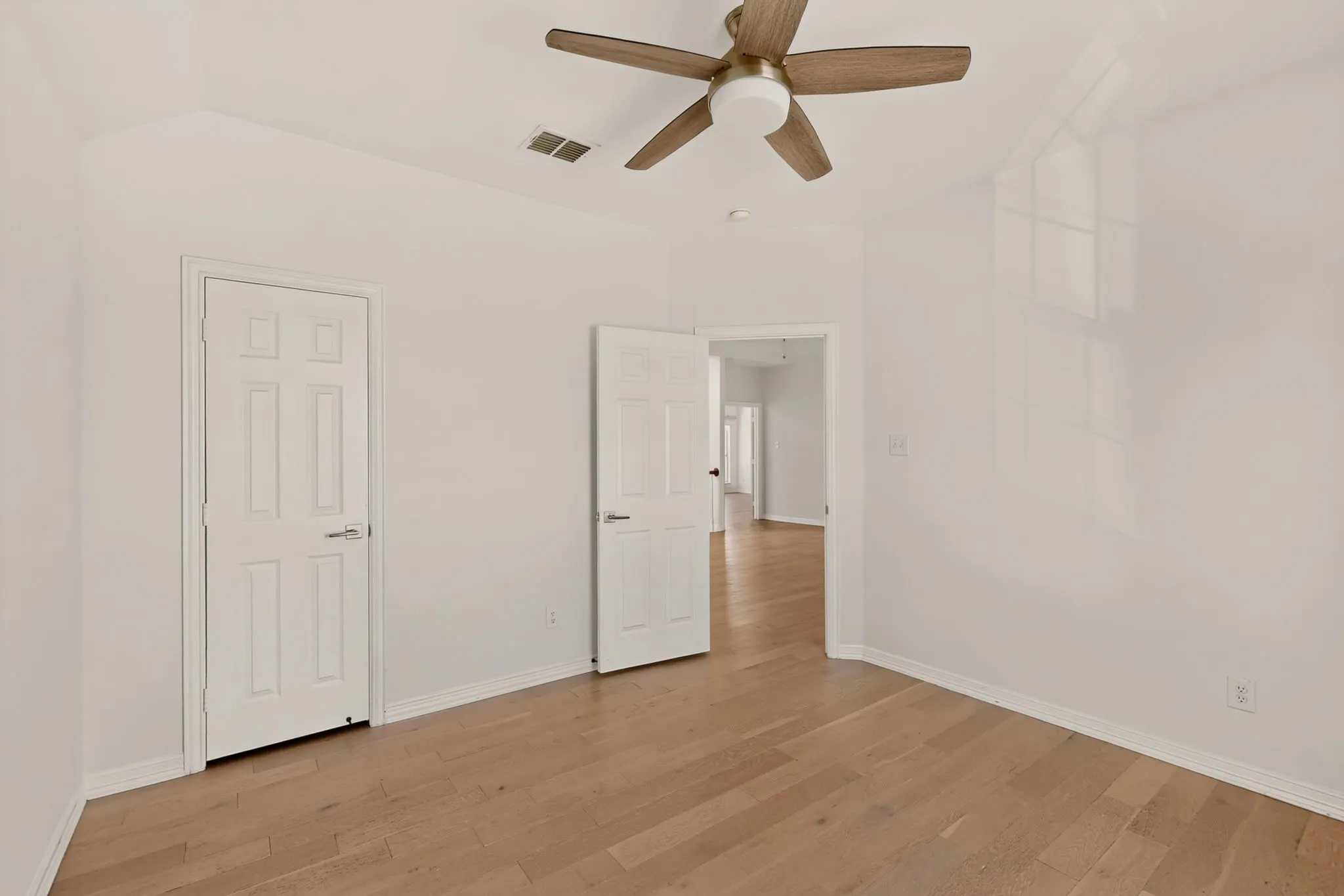 Single Family Residence For Rent in Dallas County , 4304 Harpers Ferry Drive, Grand Prairie, Texas 75052, 4 Bedroom, 3 Bathroom, 2 Garage spaces, 3,075 Sqft, built in 2006, Price $3,200, mls#21362394, Real Estate Agent in Grand Prairie, Homes For Rent in Dallas county, Homes For Rent in Grand Prairie, Realtor in Grand Prairie Texas, Real Estate Brokerage Independent Realty Texas, Luminita Cordes Realtor