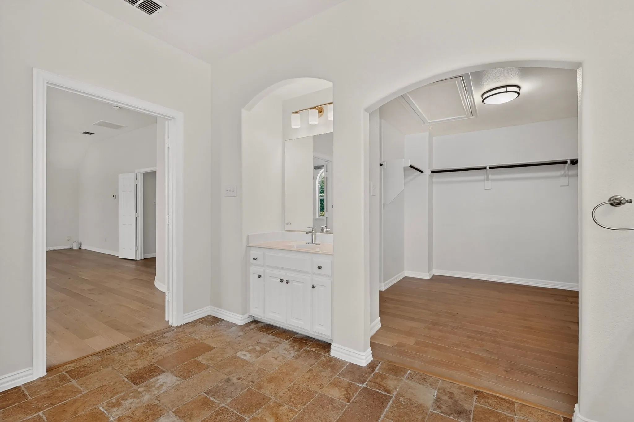 Single Family Residence For Rent in Dallas County , 4304 Harpers Ferry Drive, Grand Prairie, Texas 75052, 4 Bedroom, 3 Bathroom, 2 Garage spaces, 3,075 Sqft, built in 2006, Price $3,200, mls#21362394, Real Estate Agent in Grand Prairie, Homes For Rent in Dallas county, Homes For Rent in Grand Prairie, Realtor in Grand Prairie Texas, Real Estate Brokerage Independent Realty Texas, Luminita Cordes Realtor
