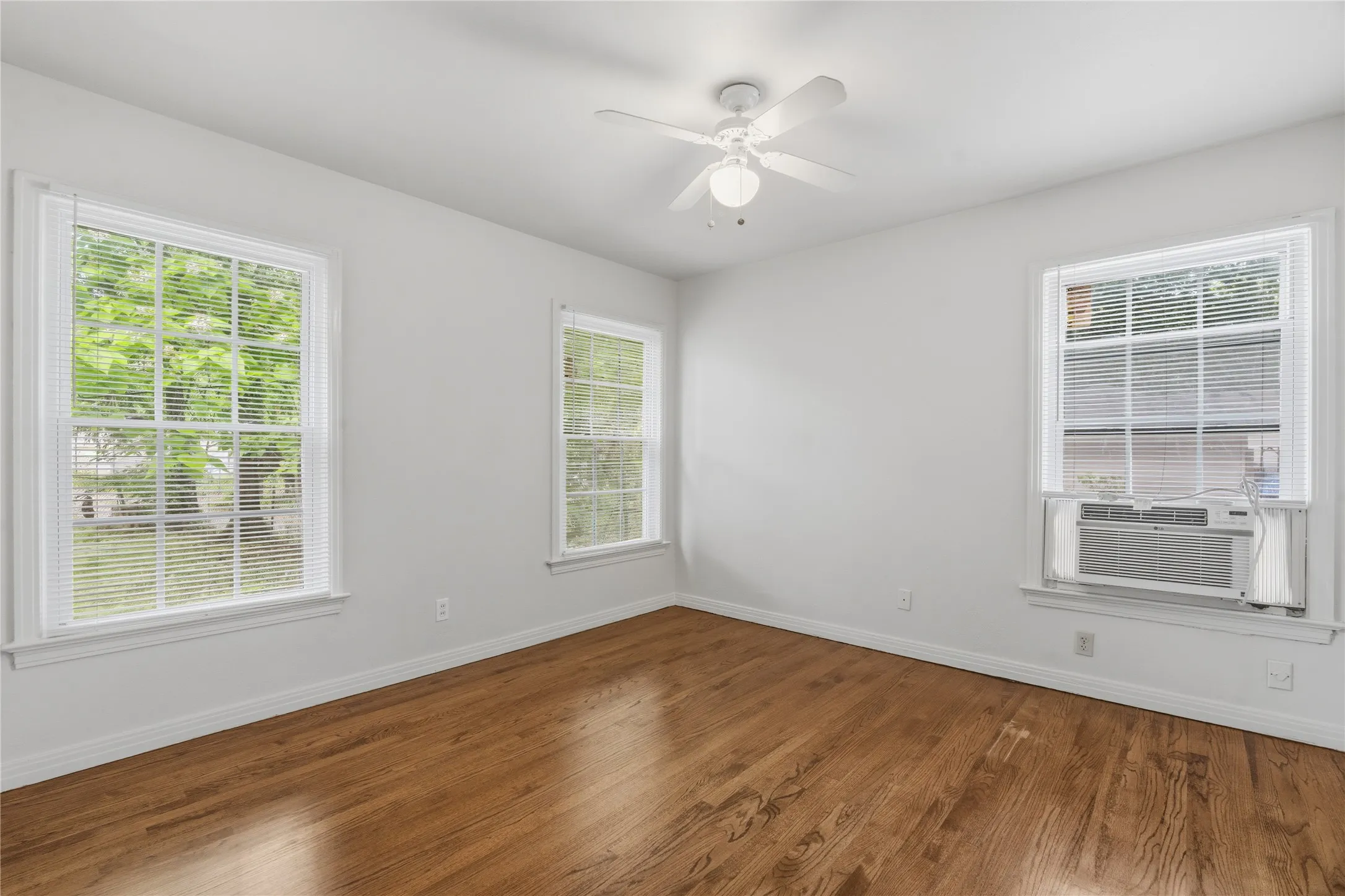 Single Family Residence For Sale in Dallas County , 10814 Castolon Drive, Dallas, Texas 75228, 2 Bedroom, 1 Bathroom, Garage spaces, 784 Sqft, built in 1950, mls#21362565, Real Estate Agent in Dallas, Homes For Sale in Dallas county, Homes For Sale in Dallas, Realtor in Dallas Texas, Real Estate Brokerage Independent Realty Texas, Luminita Cordes Realtor