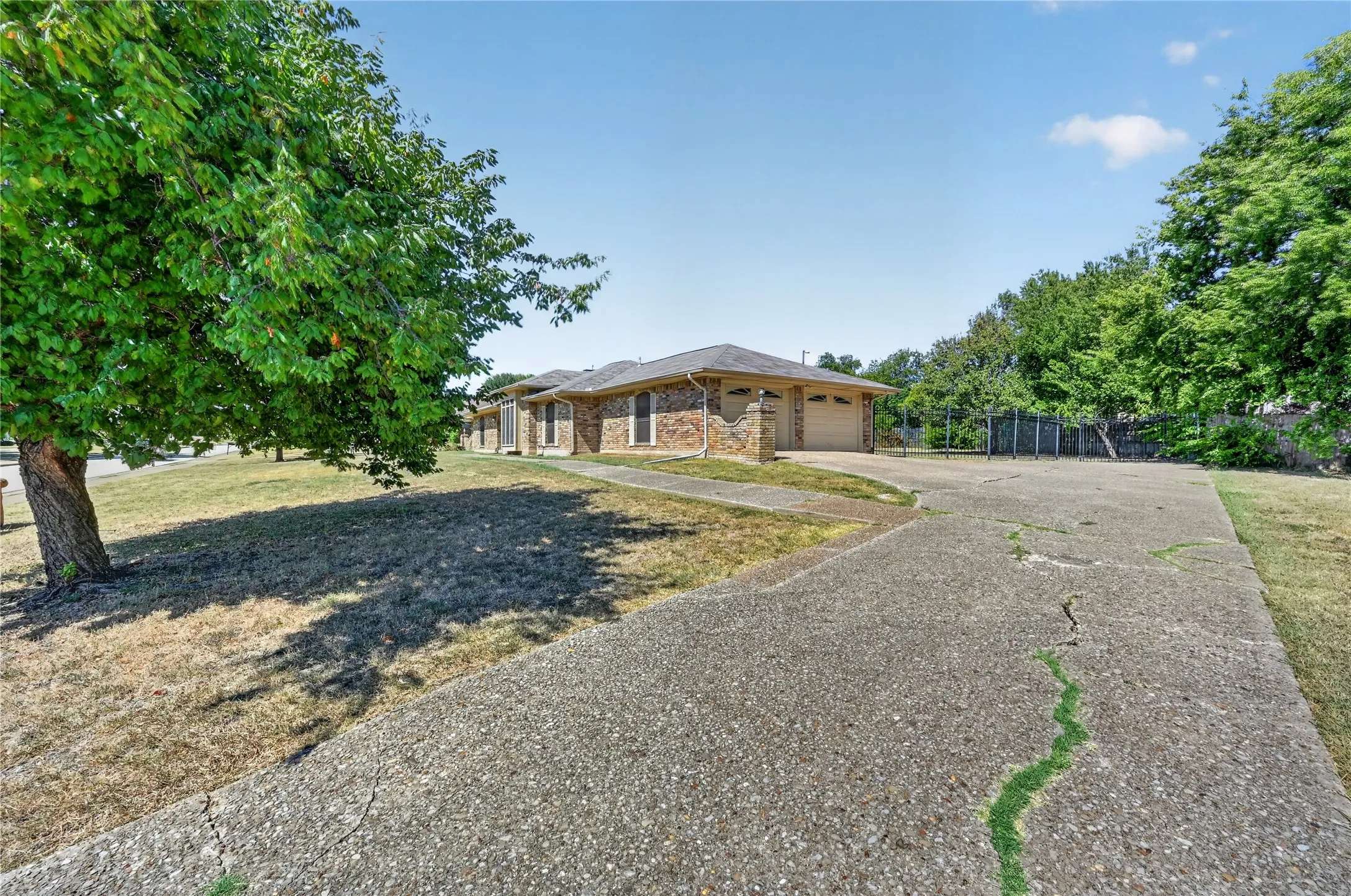 Single Family Residence For Rent in Dallas County , 1226 Ranch Valley Drive, De Soto, Texas 75115, 4 Bedroom, 3 Bathroom, 2 Garage spaces, 2,681 Sqft, built in 1978, mls#21362567, Real Estate Agent in De Soto, Homes For Rent in Dallas county, Homes For Rent in De Soto, Realtor in De Soto Texas, Real Estate Brokerage Independent Realty Texas, Luminita Cordes Realtor