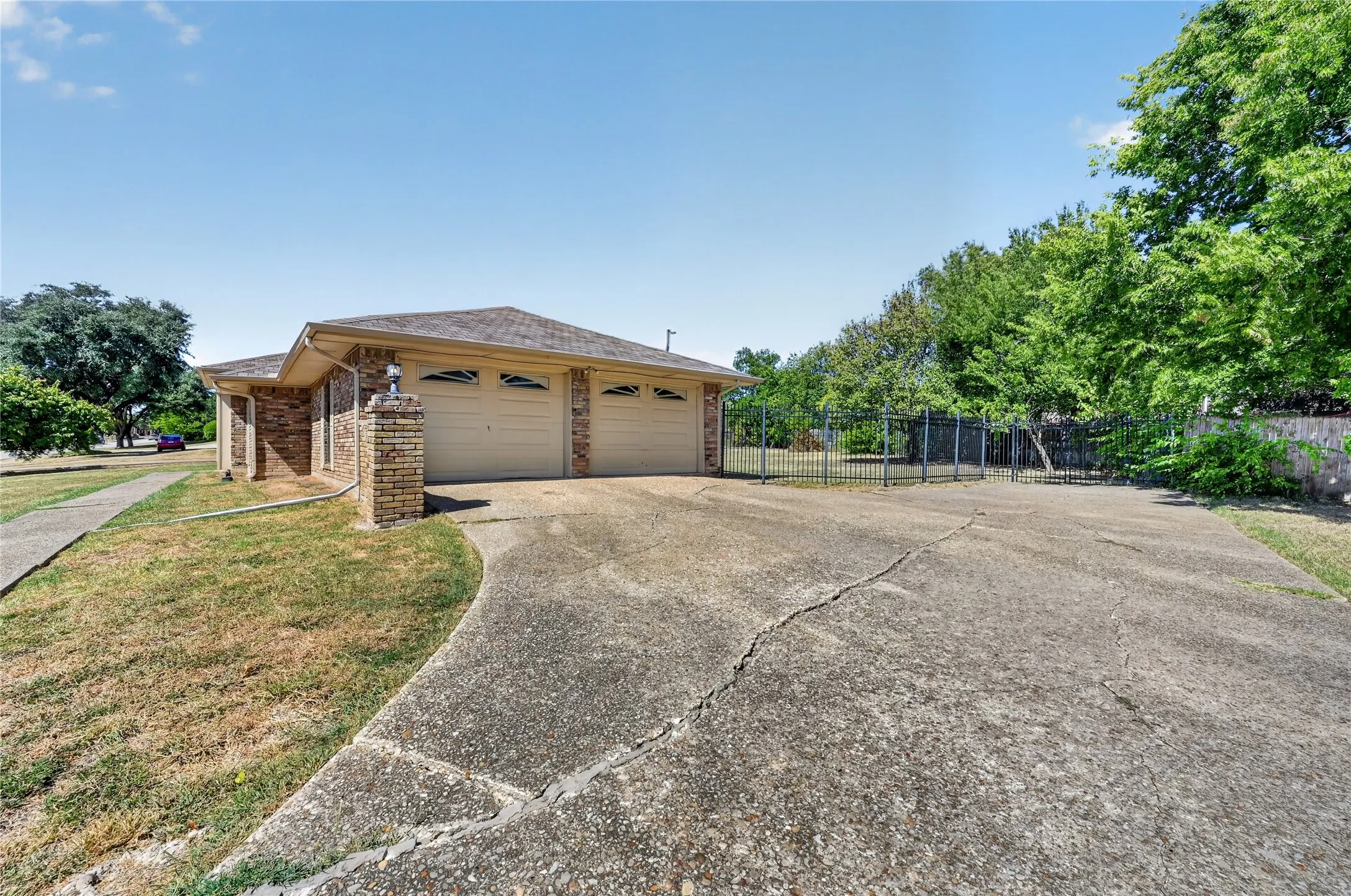 Single Family Residence For Rent in Dallas County , 1226 Ranch Valley Drive, De Soto, Texas 75115, 4 Bedroom, 3 Bathroom, 2 Garage spaces, 2,681 Sqft, built in 1978, mls#21362567, Real Estate Agent in De Soto, Homes For Rent in Dallas county, Homes For Rent in De Soto, Realtor in De Soto Texas, Real Estate Brokerage Independent Realty Texas, Luminita Cordes Realtor