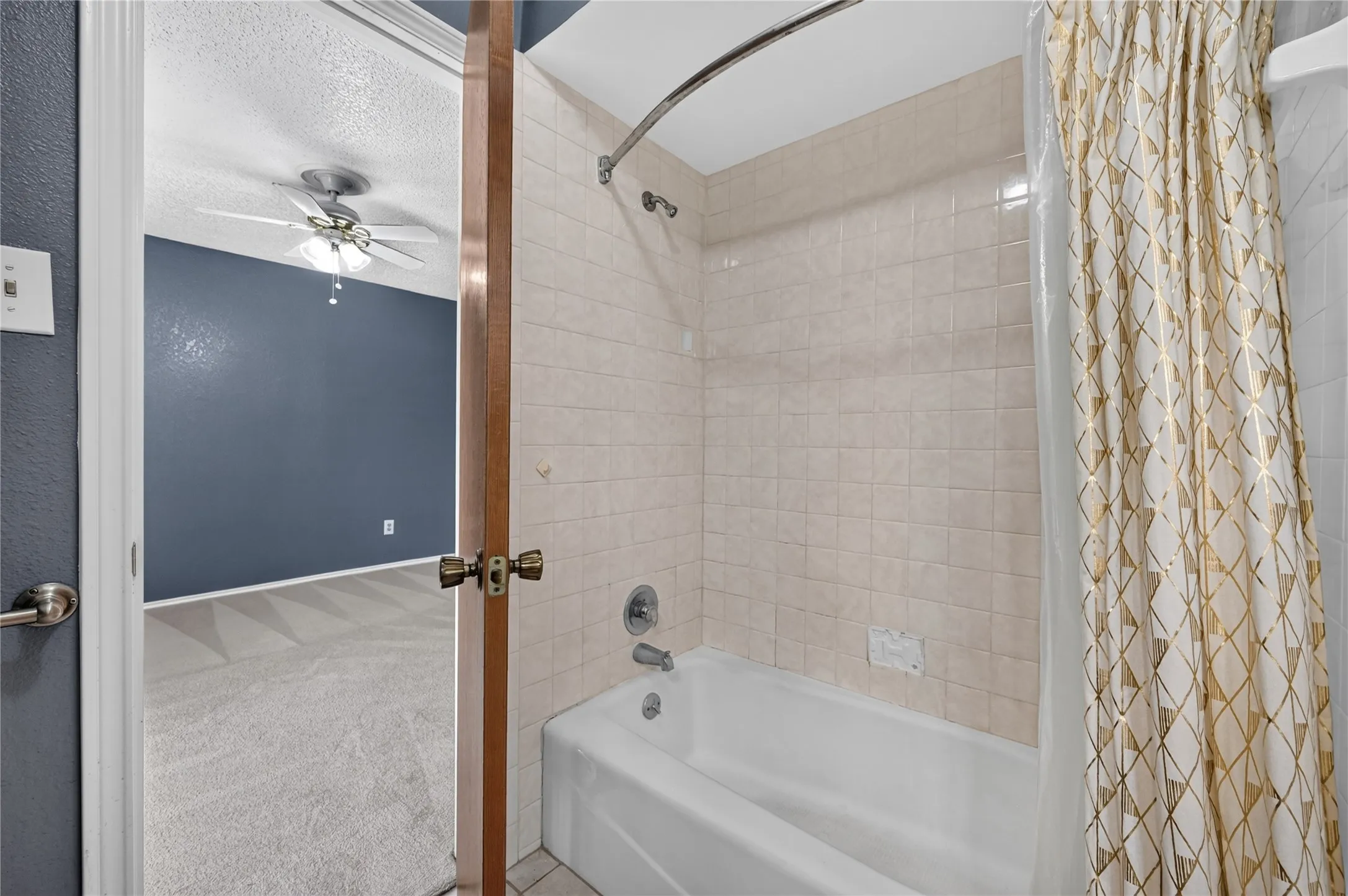 Single Family Residence For Rent in Dallas County , 1226 Ranch Valley Drive, De Soto, Texas 75115, 4 Bedroom, 3 Bathroom, 2 Garage spaces, 2,681 Sqft, built in 1978, mls#21362567, Real Estate Agent in De Soto, Homes For Rent in Dallas county, Homes For Rent in De Soto, Realtor in De Soto Texas, Real Estate Brokerage Independent Realty Texas, Luminita Cordes Realtor