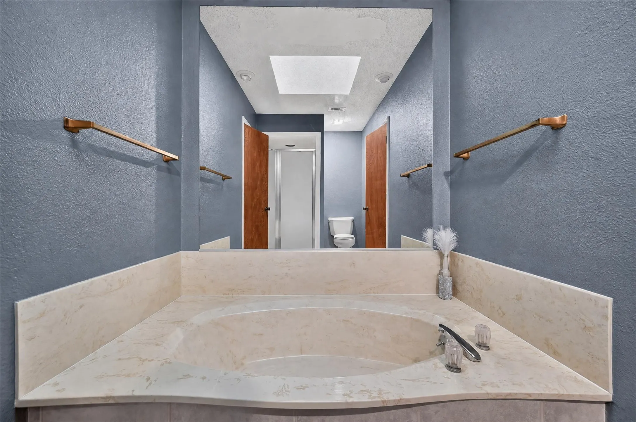Single Family Residence For Rent in Dallas County , 1226 Ranch Valley Drive, De Soto, Texas 75115, 4 Bedroom, 3 Bathroom, 2 Garage spaces, 2,681 Sqft, built in 1978, mls#21362567, Real Estate Agent in De Soto, Homes For Rent in Dallas county, Homes For Rent in De Soto, Realtor in De Soto Texas, Real Estate Brokerage Independent Realty Texas, Luminita Cordes Realtor