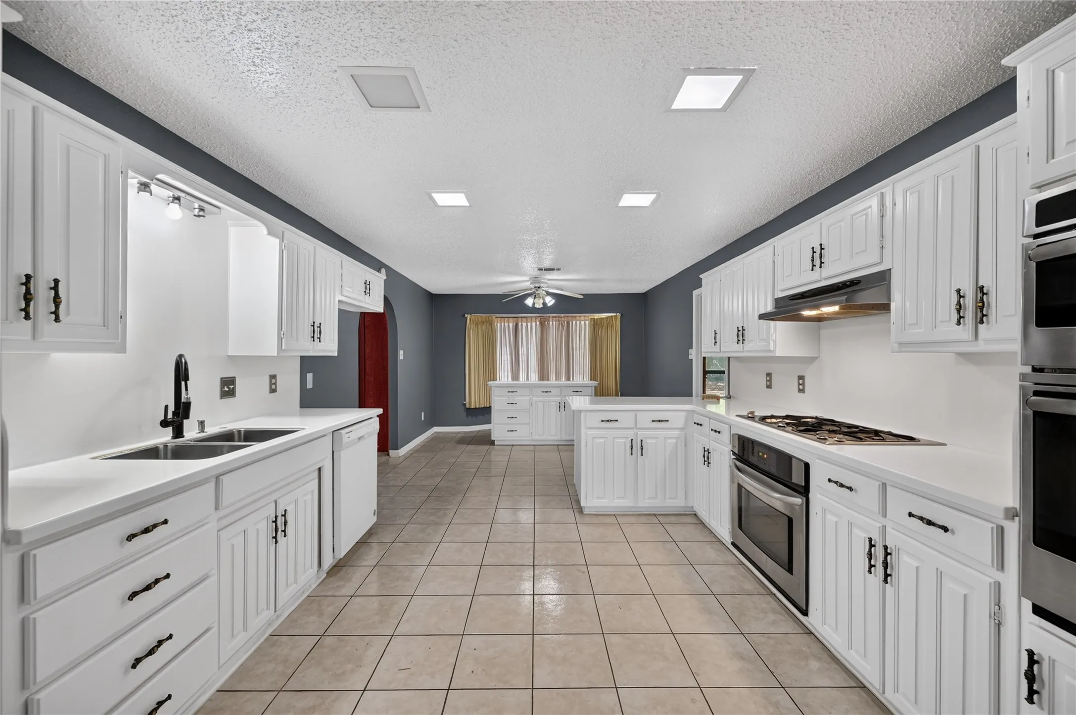 Single Family Residence For Rent in Dallas County , 1226 Ranch Valley Drive, De Soto, Texas 75115, 4 Bedroom, 3 Bathroom, 2 Garage spaces, 2,681 Sqft, built in 1978, mls#21362567, Real Estate Agent in De Soto, Homes For Rent in Dallas county, Homes For Rent in De Soto, Realtor in De Soto Texas, Real Estate Brokerage Independent Realty Texas, Luminita Cordes Realtor