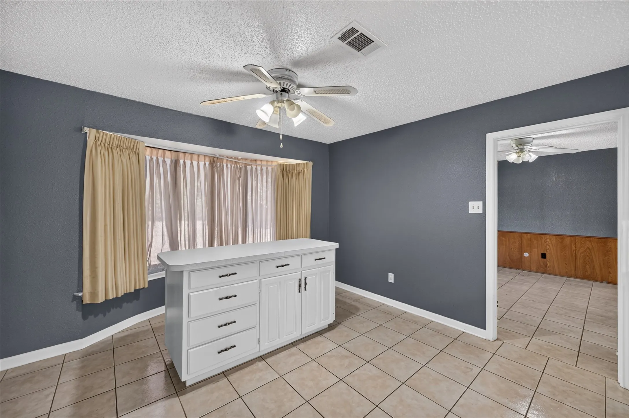 Single Family Residence For Rent in Dallas County , 1226 Ranch Valley Drive, De Soto, Texas 75115, 4 Bedroom, 3 Bathroom, 2 Garage spaces, 2,681 Sqft, built in 1978, mls#21362567, Real Estate Agent in De Soto, Homes For Rent in Dallas county, Homes For Rent in De Soto, Realtor in De Soto Texas, Real Estate Brokerage Independent Realty Texas, Luminita Cordes Realtor