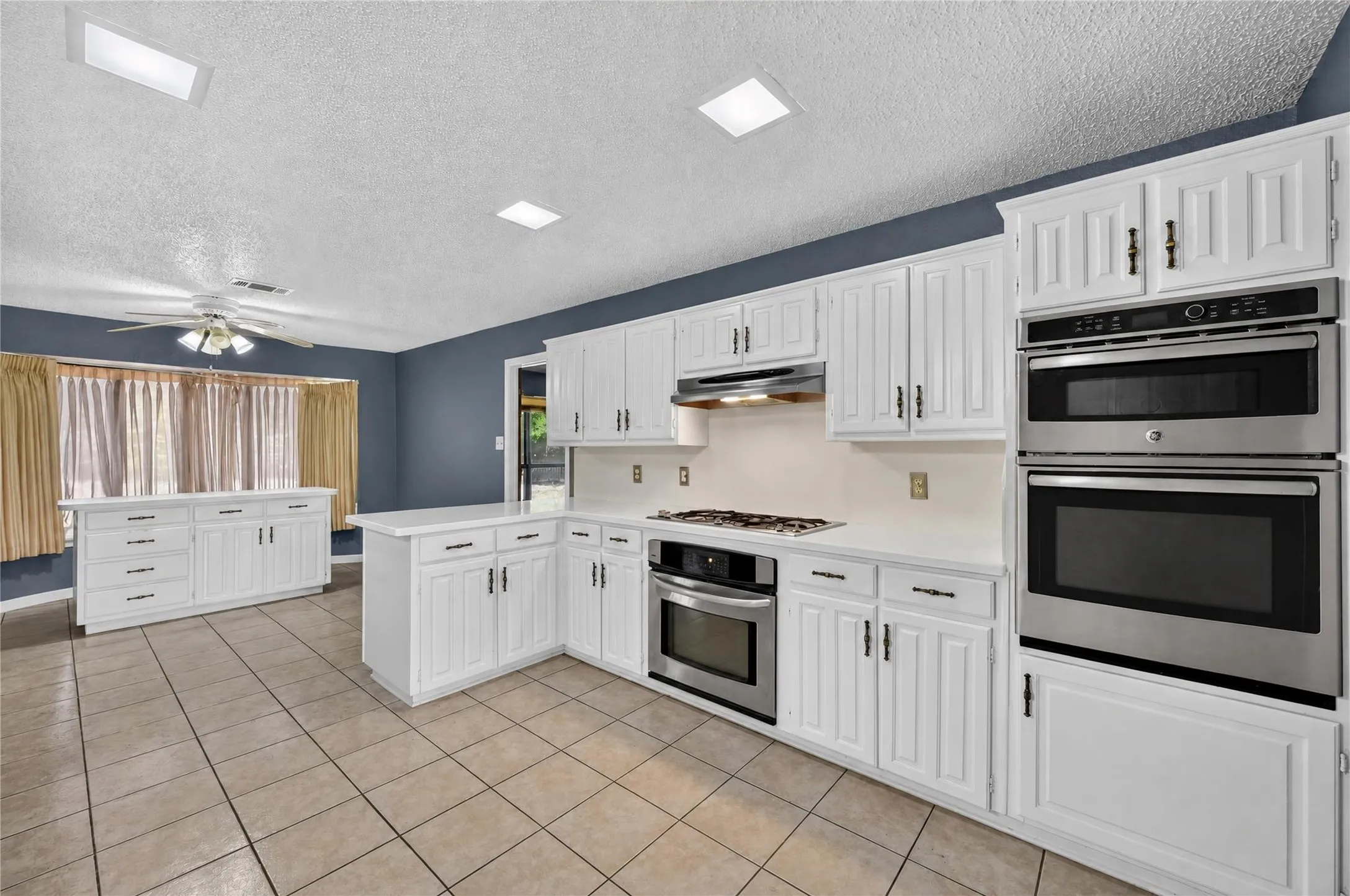 Single Family Residence For Rent in Dallas County , 1226 Ranch Valley Drive, De Soto, Texas 75115, 4 Bedroom, 3 Bathroom, 2 Garage spaces, 2,681 Sqft, built in 1978, mls#21362567, Real Estate Agent in De Soto, Homes For Rent in Dallas county, Homes For Rent in De Soto, Realtor in De Soto Texas, Real Estate Brokerage Independent Realty Texas, Luminita Cordes Realtor