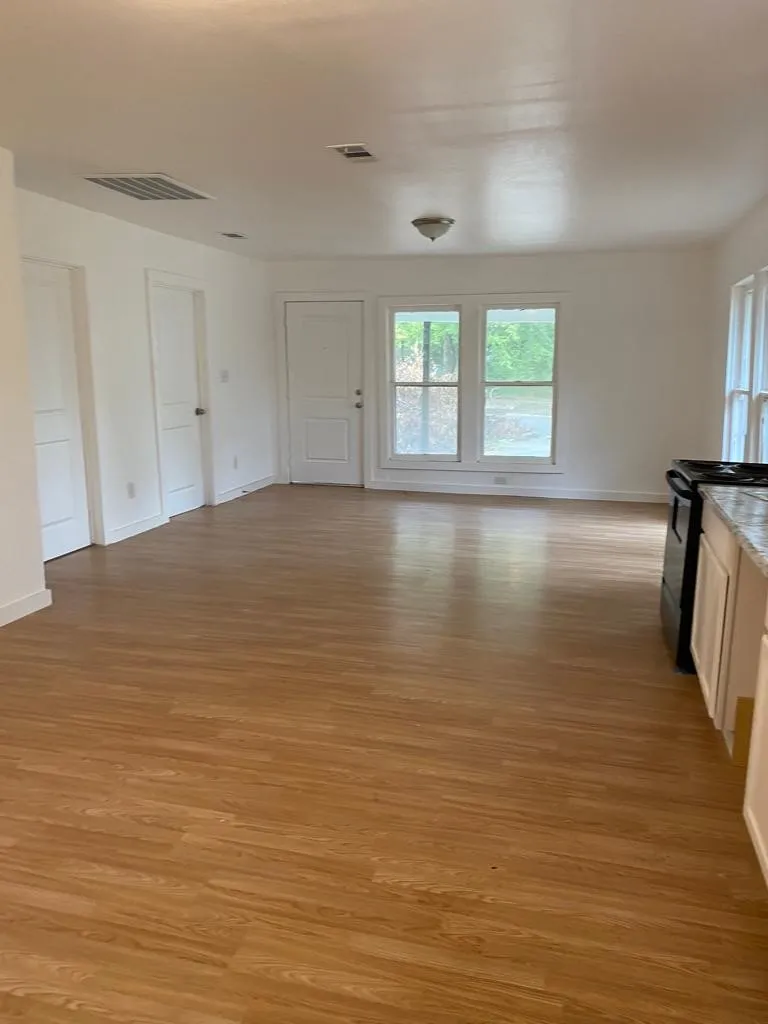 Single Family Residence For Sale in Lamar County , 440 12th Street NE, Paris, Texas 75460, 4 Bedroom, 2 Bathroom, Garage spaces, 1,416 Sqft, built in 1962, Price $98,000, mls#21362595, Real Estate Agent in Paris, Homes For Sale in Lamar county, Homes For Sale in Paris, Realtor in Paris Texas, Real Estate Brokerage Independent Realty Texas, Luminita Cordes Realtor