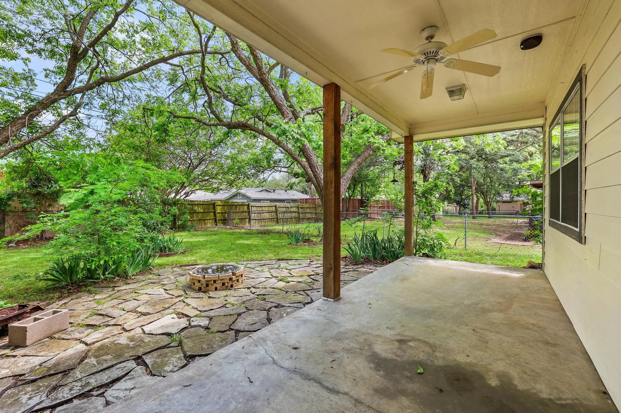 Single Family Residence For Sale in Grayson County , 813 S Andrews Street, Sherman, Texas 75090, 3 Bedroom, 2 Bathroom, 2 Garage spaces, 1,983 Sqft, built in 1960, mls#21362152, Real Estate Agent in Sherman, Homes For Sale in Grayson county, Homes For Sale in Sherman, Realtor in Sherman Texas, Real Estate Brokerage Independent Realty Texas, Luminita Cordes Realtor