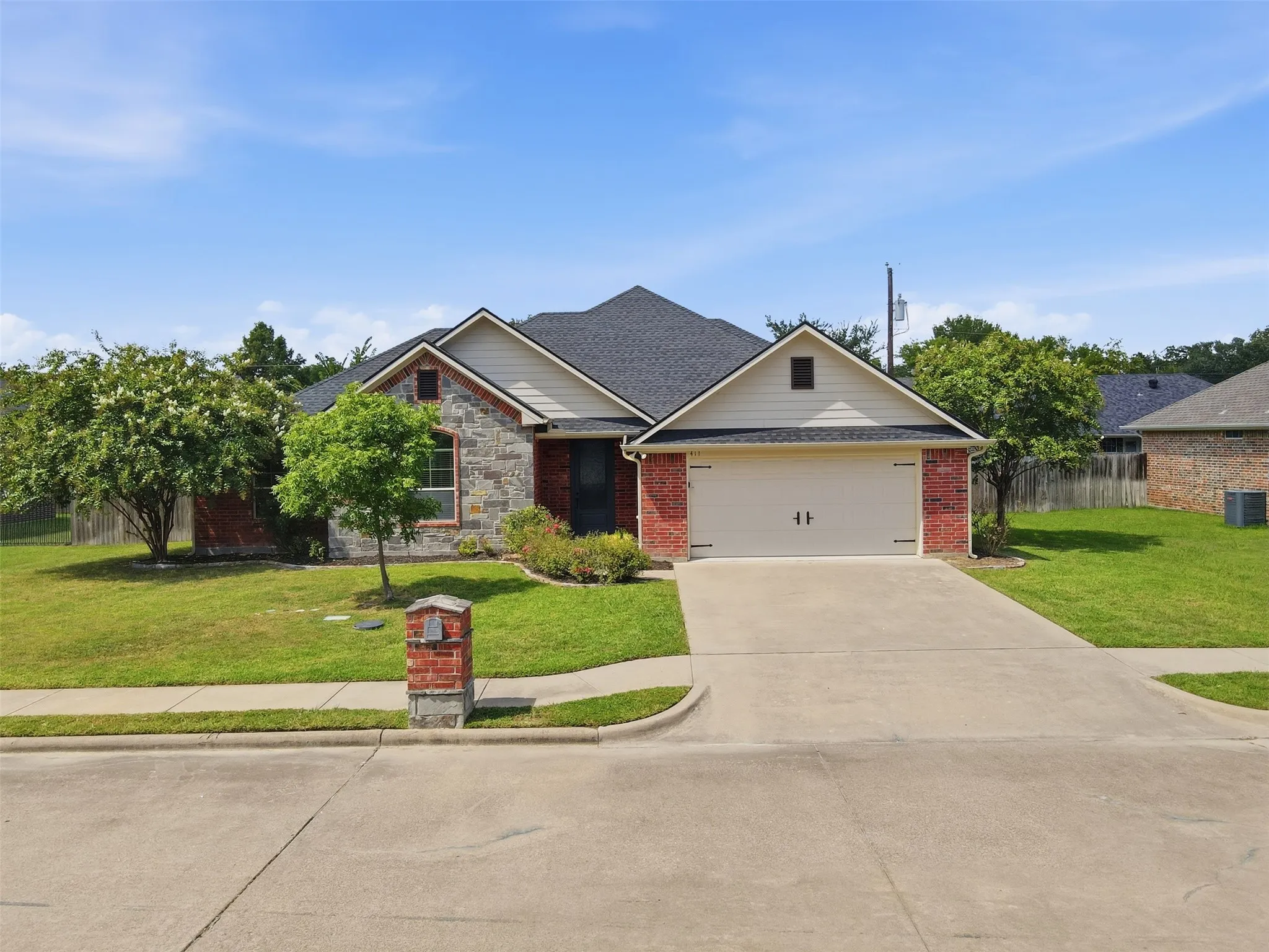 Single Family Residence For Sale in Hopkins County , 411 Austin Acre Road, Sulphur Springs, Texas 75482, 3 Bedroom, 2 Bathroom, 2 Garage spaces, 1,894 Sqft, built in 2012, mls#21357813, Real Estate Agent in Sulphur Springs, Homes For Sale in Hopkins county, Homes For Sale in Sulphur Springs, Realtor in Sulphur Springs Texas, Real Estate Brokerage Independent Realty Texas, Luminita Cordes Realtor