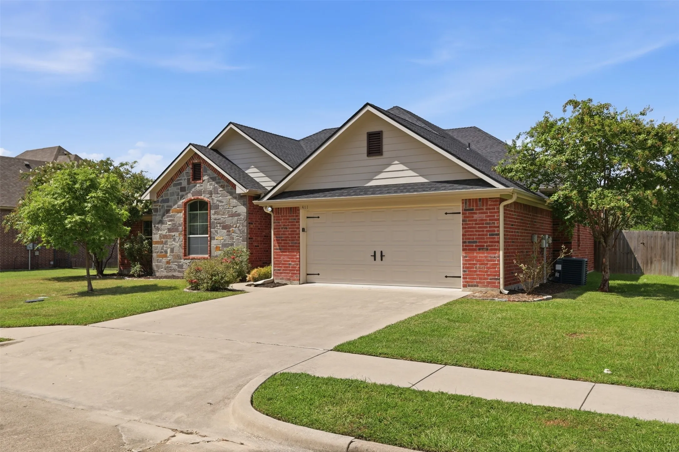 Single Family Residence For Sale in Hopkins County , 411 Austin Acre Road, Sulphur Springs, Texas 75482, 3 Bedroom, 2 Bathroom, 2 Garage spaces, 1,894 Sqft, built in 2012, mls#21357813, Real Estate Agent in Sulphur Springs, Homes For Sale in Hopkins county, Homes For Sale in Sulphur Springs, Realtor in Sulphur Springs Texas, Real Estate Brokerage Independent Realty Texas, Luminita Cordes Realtor