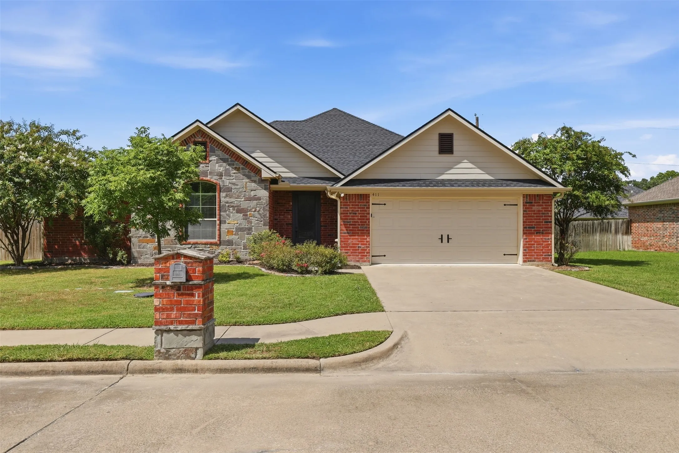 Single Family Residence For Sale in Hopkins County , 411 Austin Acre Road, Sulphur Springs, Texas 75482, 3 Bedroom, 2 Bathroom, 2 Garage spaces, 1,894 Sqft, built in 2012, mls#21357813, Real Estate Agent in Sulphur Springs, Homes For Sale in Hopkins county, Homes For Sale in Sulphur Springs, Realtor in Sulphur Springs Texas, Real Estate Brokerage Independent Realty Texas, Luminita Cordes Realtor