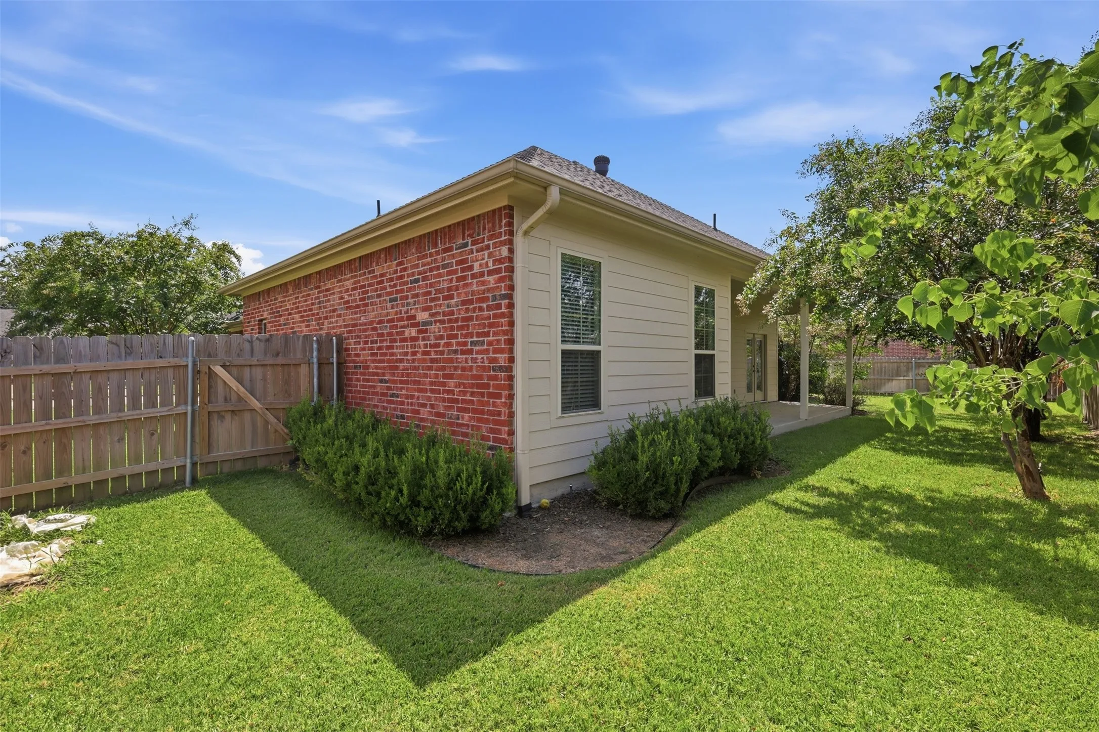Single Family Residence For Sale in Hopkins County , 411 Austin Acre Road, Sulphur Springs, Texas 75482, 3 Bedroom, 2 Bathroom, 2 Garage spaces, 1,894 Sqft, built in 2012, mls#21357813, Real Estate Agent in Sulphur Springs, Homes For Sale in Hopkins county, Homes For Sale in Sulphur Springs, Realtor in Sulphur Springs Texas, Real Estate Brokerage Independent Realty Texas, Luminita Cordes Realtor