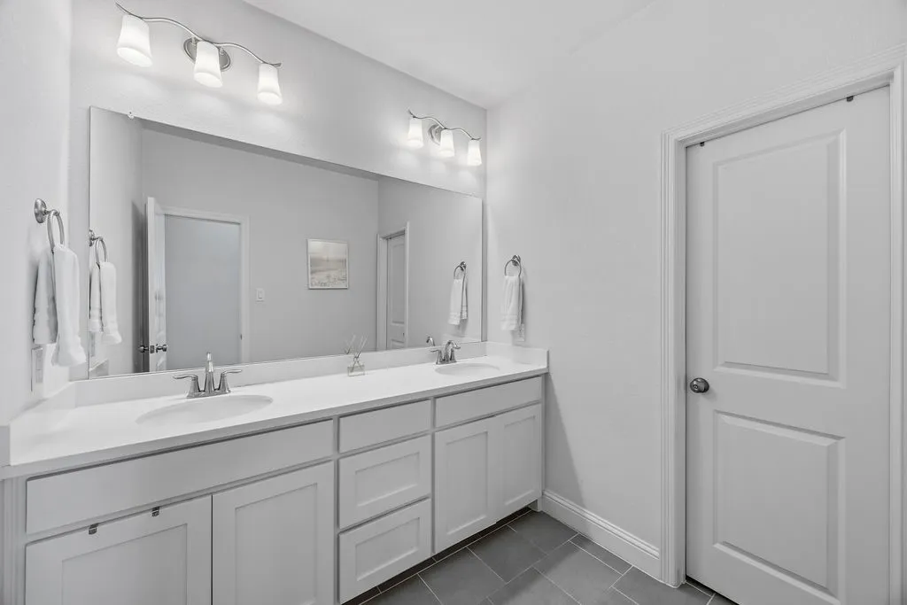 Single Family Residence For Sale in Denton County , 2821 Waverly, The Colony, Texas 75056, 3 Bedroom, 3 Bathroom, 2 Garage spaces, 2,790 Sqft, built in 2020, mls#21356268, Real Estate Agent in The Colony, Homes For Sale in Denton county, Homes For Sale in The Colony, Realtor in The Colony Texas, Real Estate Brokerage Independent Realty Texas, Luminita Cordes Realtor