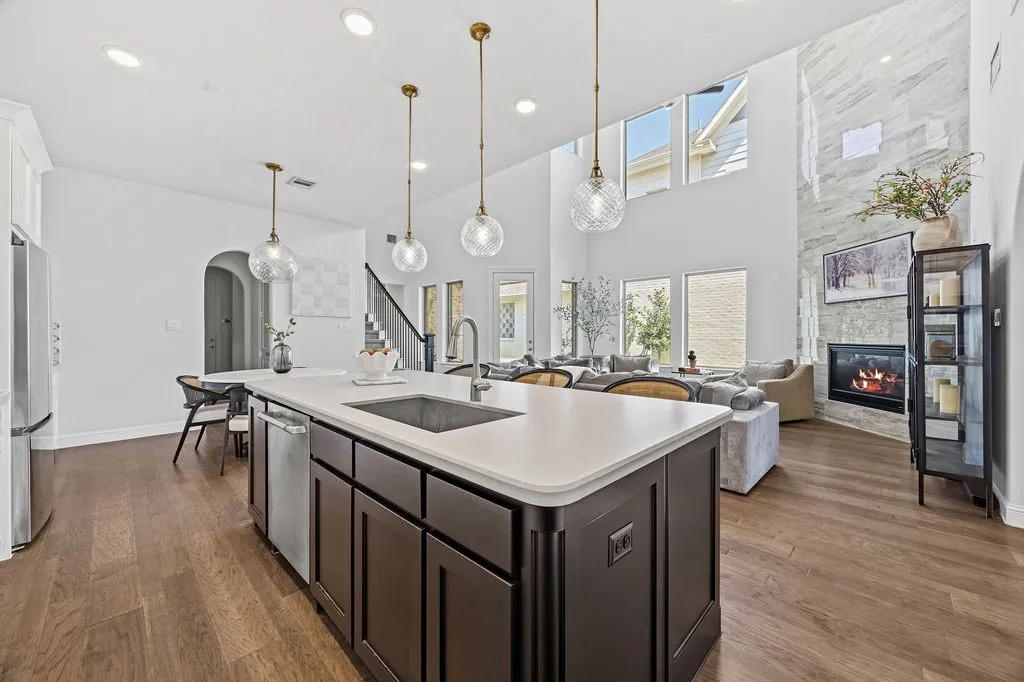 Single Family Residence For Sale in Denton County , 2821 Waverly, The Colony, Texas 75056, 3 Bedroom, 3 Bathroom, 2 Garage spaces, 2,790 Sqft, built in 2020, mls#21356268, Real Estate Agent in The Colony, Homes For Sale in Denton county, Homes For Sale in The Colony, Realtor in The Colony Texas, Real Estate Brokerage Independent Realty Texas, Luminita Cordes Realtor
