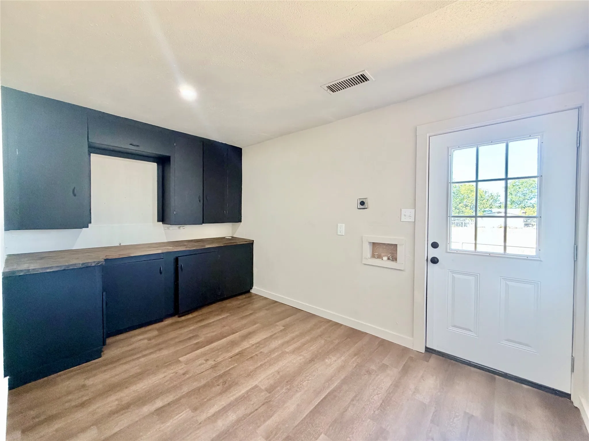 Single Family Residence For Sale in Jones County , 1220 Avenue G, Hawley, Texas 79525, 3 Bedroom, 2 Bathroom, Garage spaces, 2,000 Sqft, built in 1951, mls#21361852, Real Estate Agent in Hawley, Homes For Sale in Jones county, Homes For Sale in Hawley, Realtor in Hawley Texas, Real Estate Brokerage Independent Realty Texas, Luminita Cordes Realtor