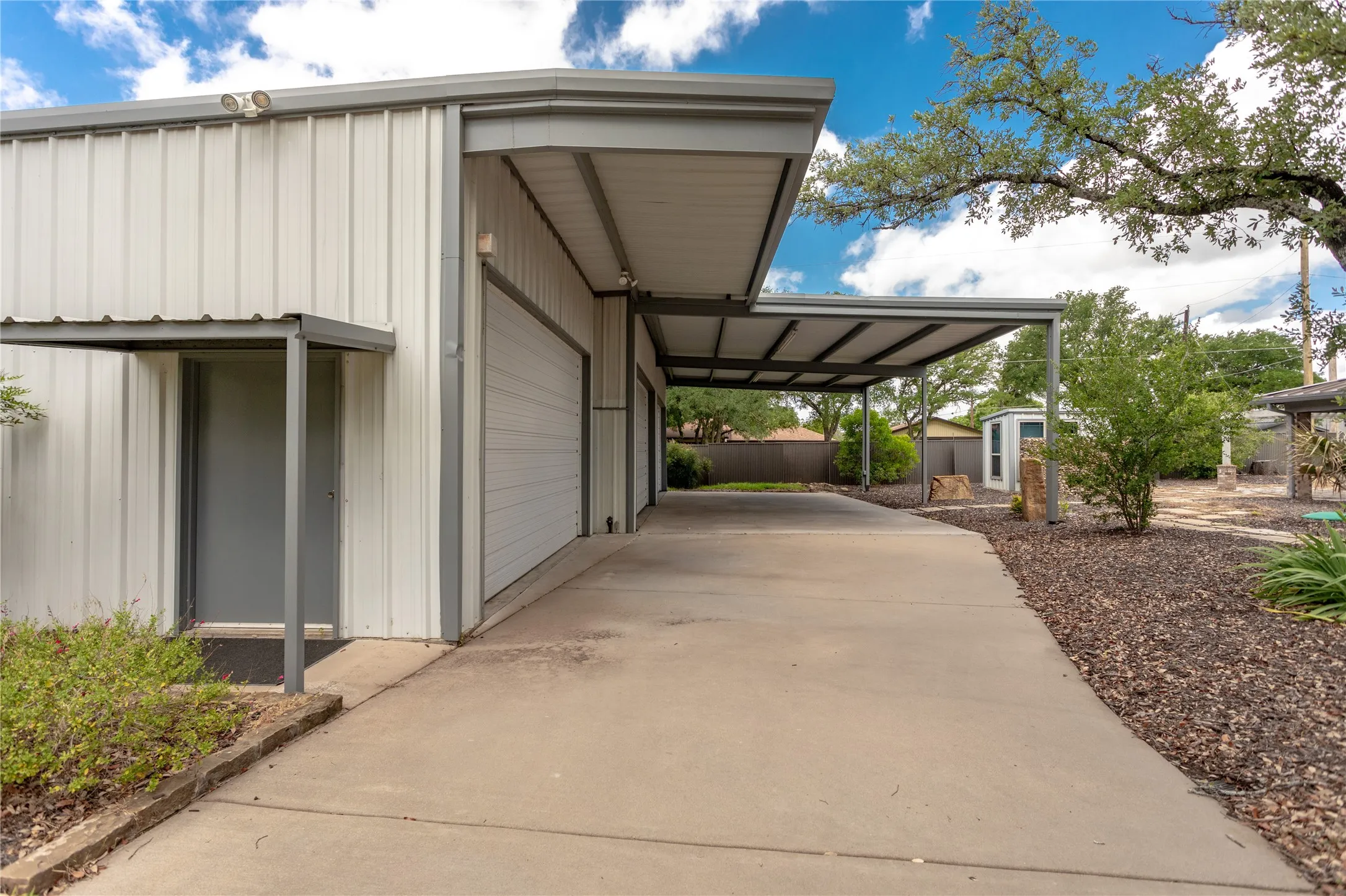 Single Family Residence For Sale in Parker County , 712 Squaw Creek Road, Willow Park, Texas 76087, 3 Bedroom, 3 Bathroom, 10 Garage spaces, 2,128 Sqft, built in 1976, Price $899,500, mls#21362606, Real Estate Agent in Willow Park, Homes For Sale in Parker county, Homes For Sale in Willow Park, Realtor in Willow Park Texas, Real Estate Brokerage Independent Realty Texas, Luminita Cordes Realtor