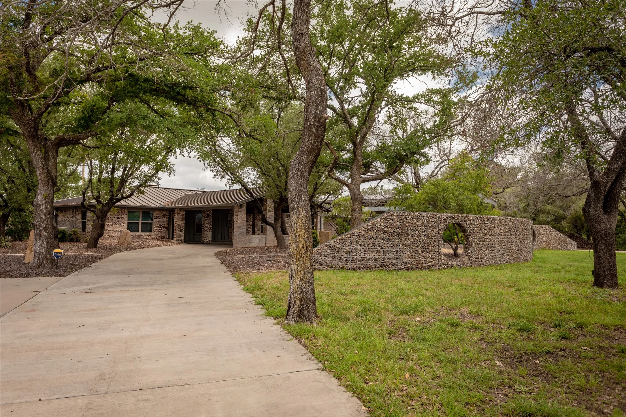Single Family Residence For Sale in Parker County , 712 Squaw Creek Road, Willow Park, Texas 76087, 3 Bedroom, 3 Bathroom, 10 Garage spaces, 2,128 Sqft, built in 1976, Price $899,500, mls#21362606, Real Estate Agent in Willow Park, Homes For Sale in Parker county, Homes For Sale in Willow Park, Realtor in Willow Park Texas, Real Estate Brokerage Independent Realty Texas, Luminita Cordes Realtor